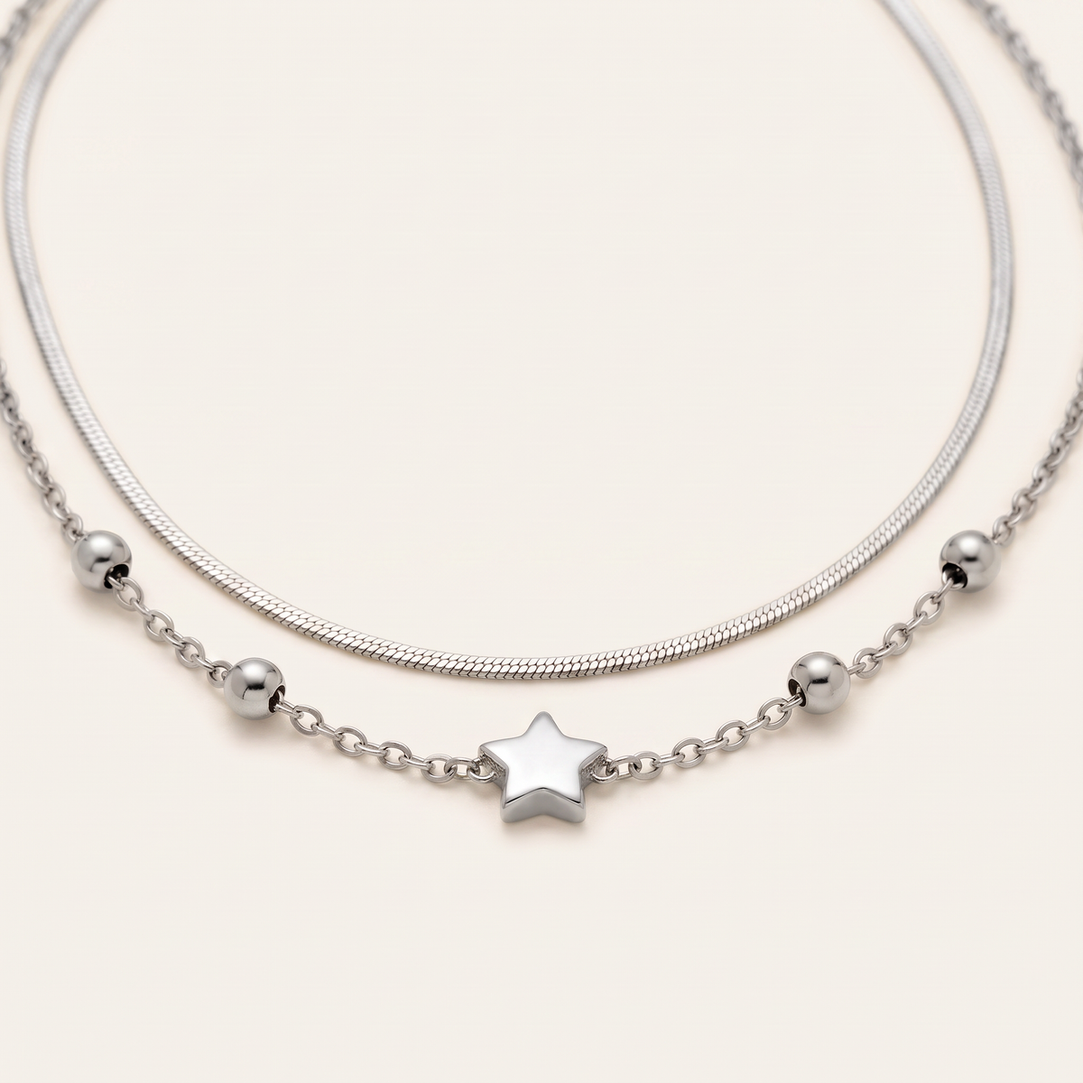 Collier étoile minimaliste double rang, détail du motif, argenté