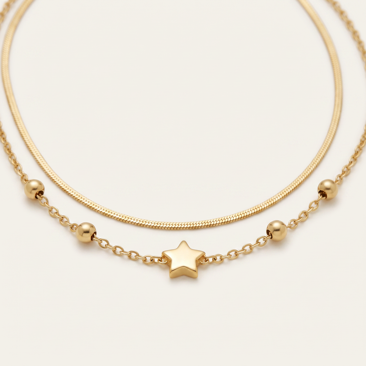 Collier étoile minimaliste double rang, détail du motif, doré