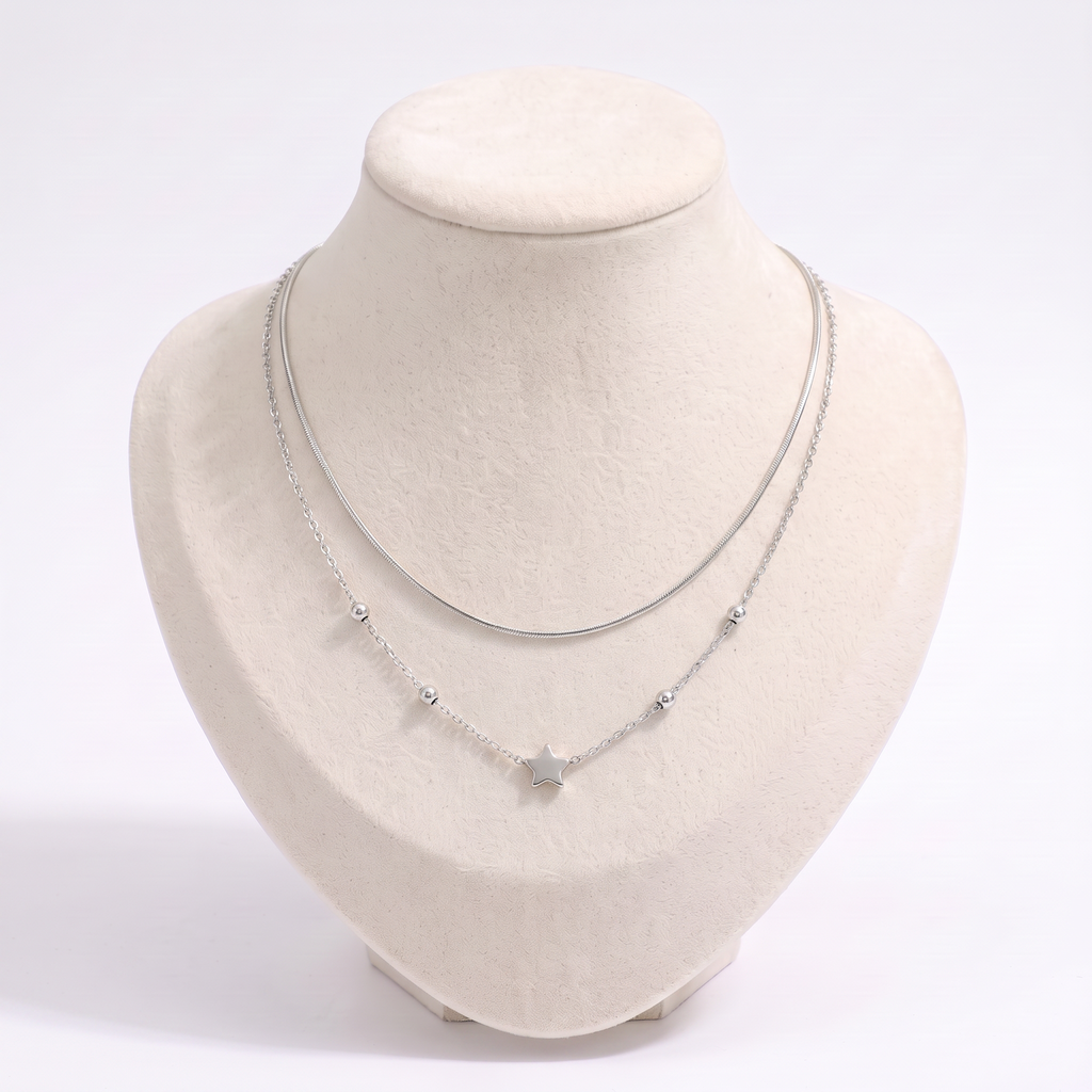 Collier étoile minimaliste double rang, vue de face, argenté