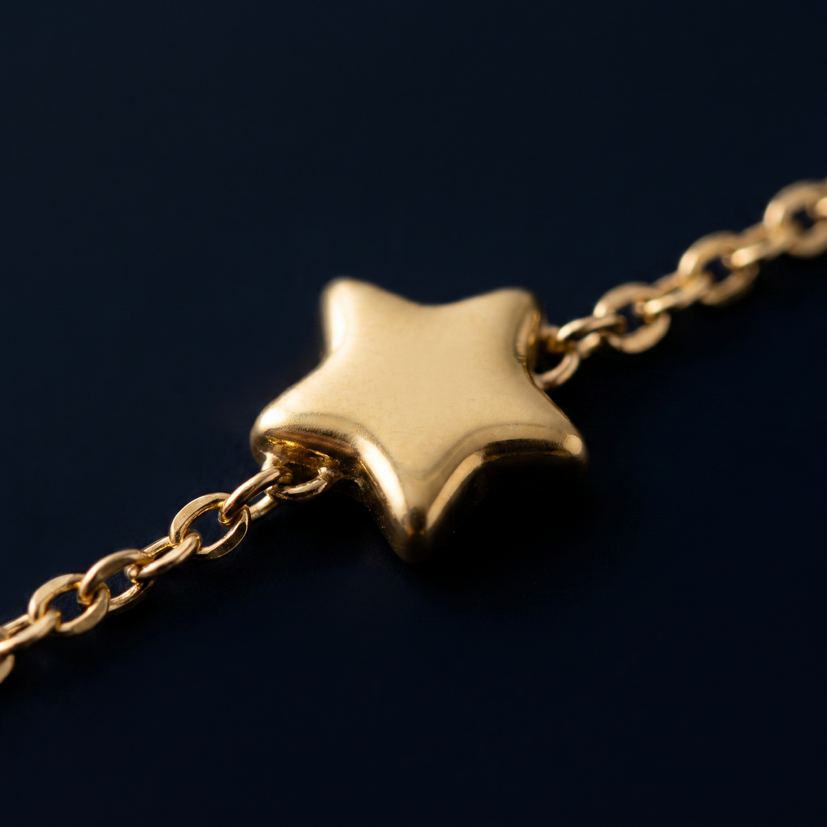 Collier étoile minimaliste double rang, motif en gros plan