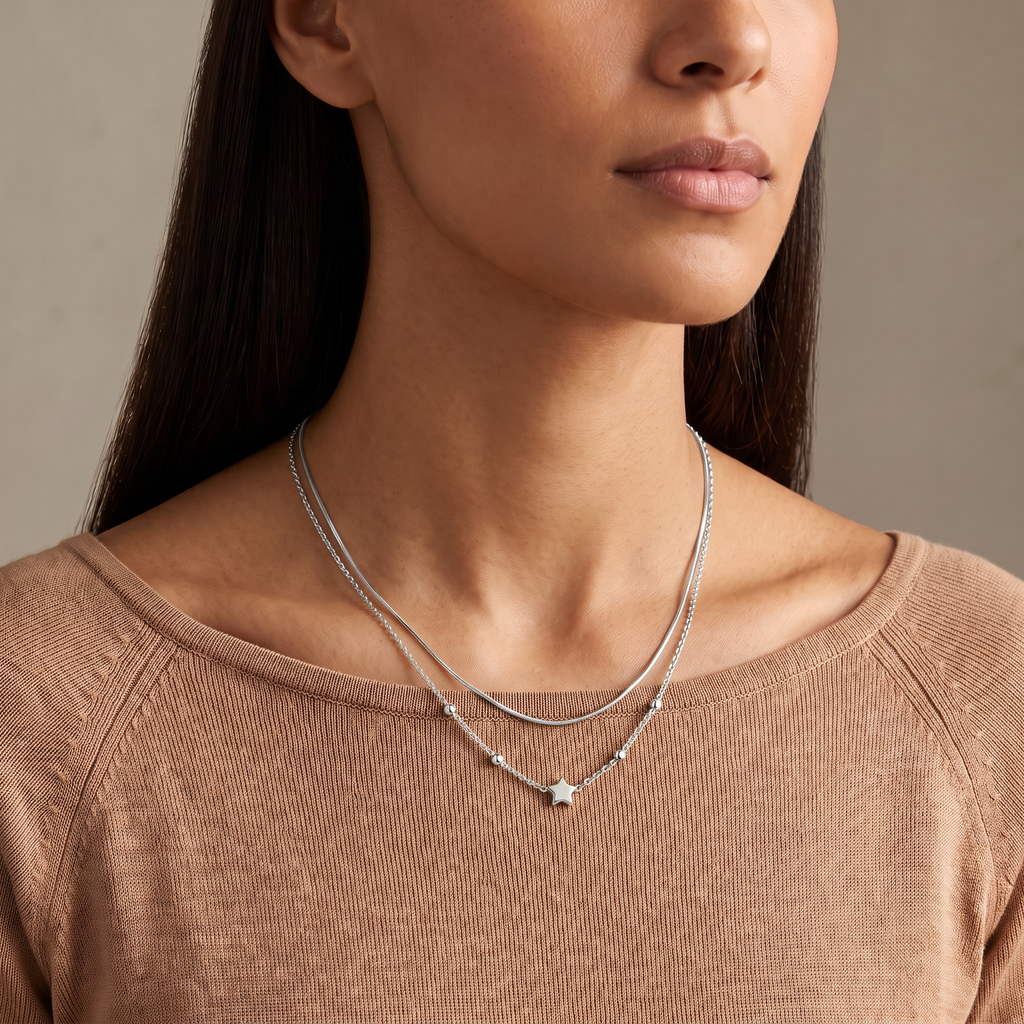 Collier étoile minimaliste double rang, porté mi-corps, argenté