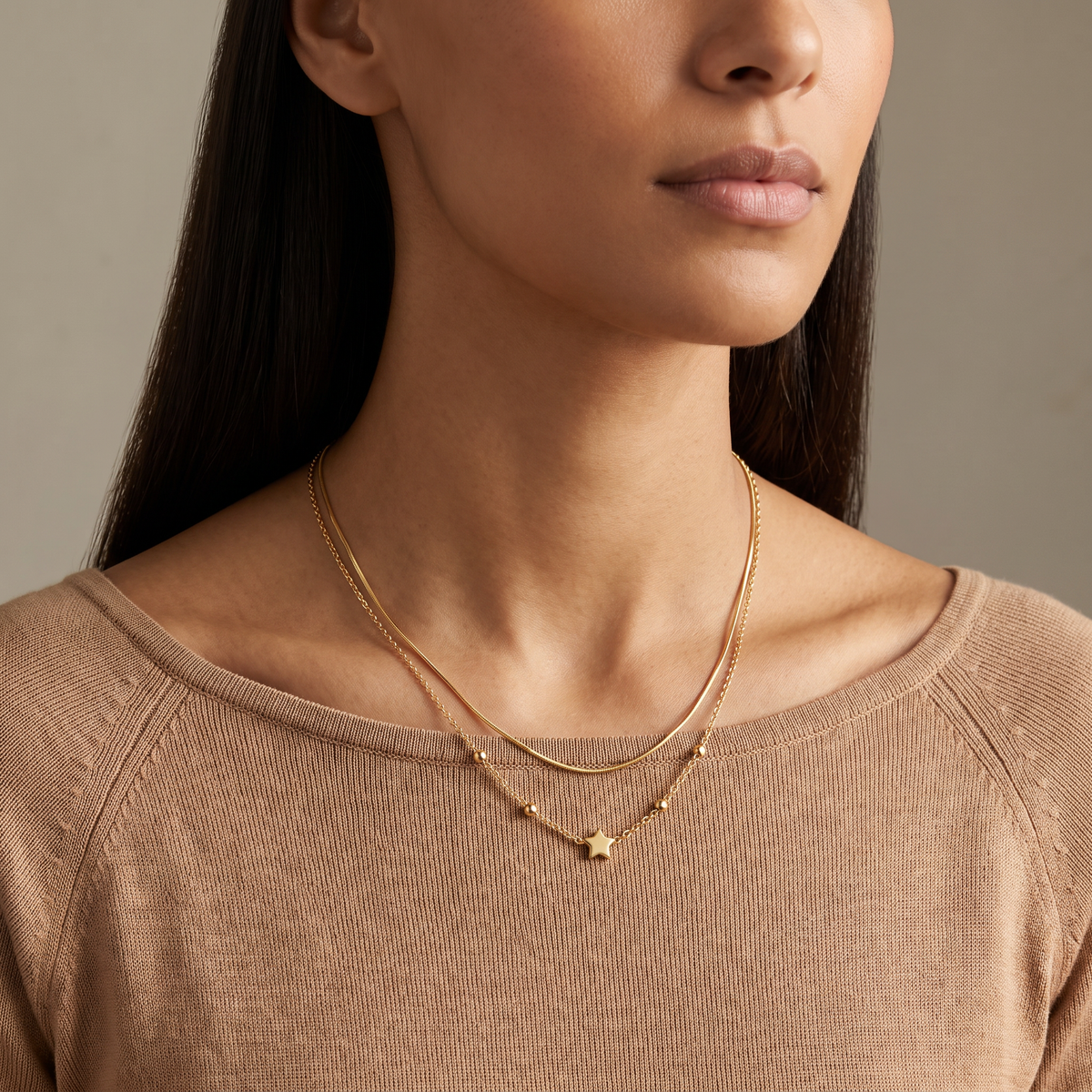 Collier étoile minimaliste double rang, porté mi-corps