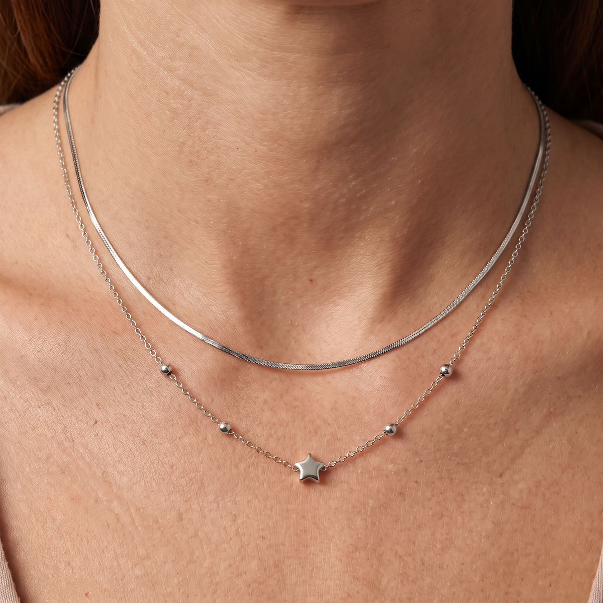 Collier étoile minimaliste double rang, porté, argenté