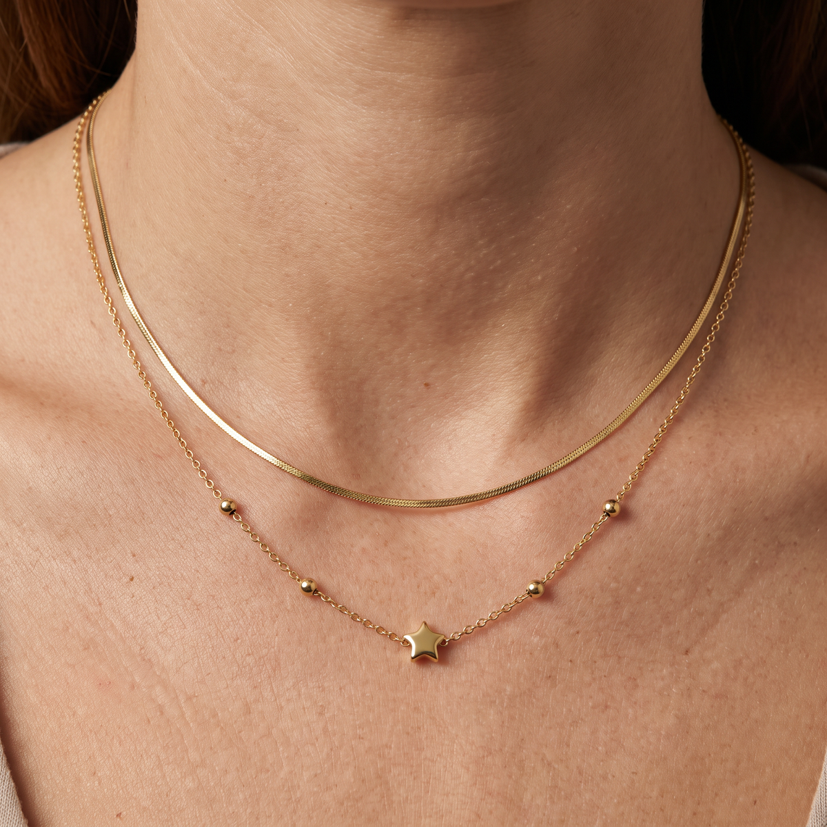Collier étoile minimaliste double rang, porté, doré