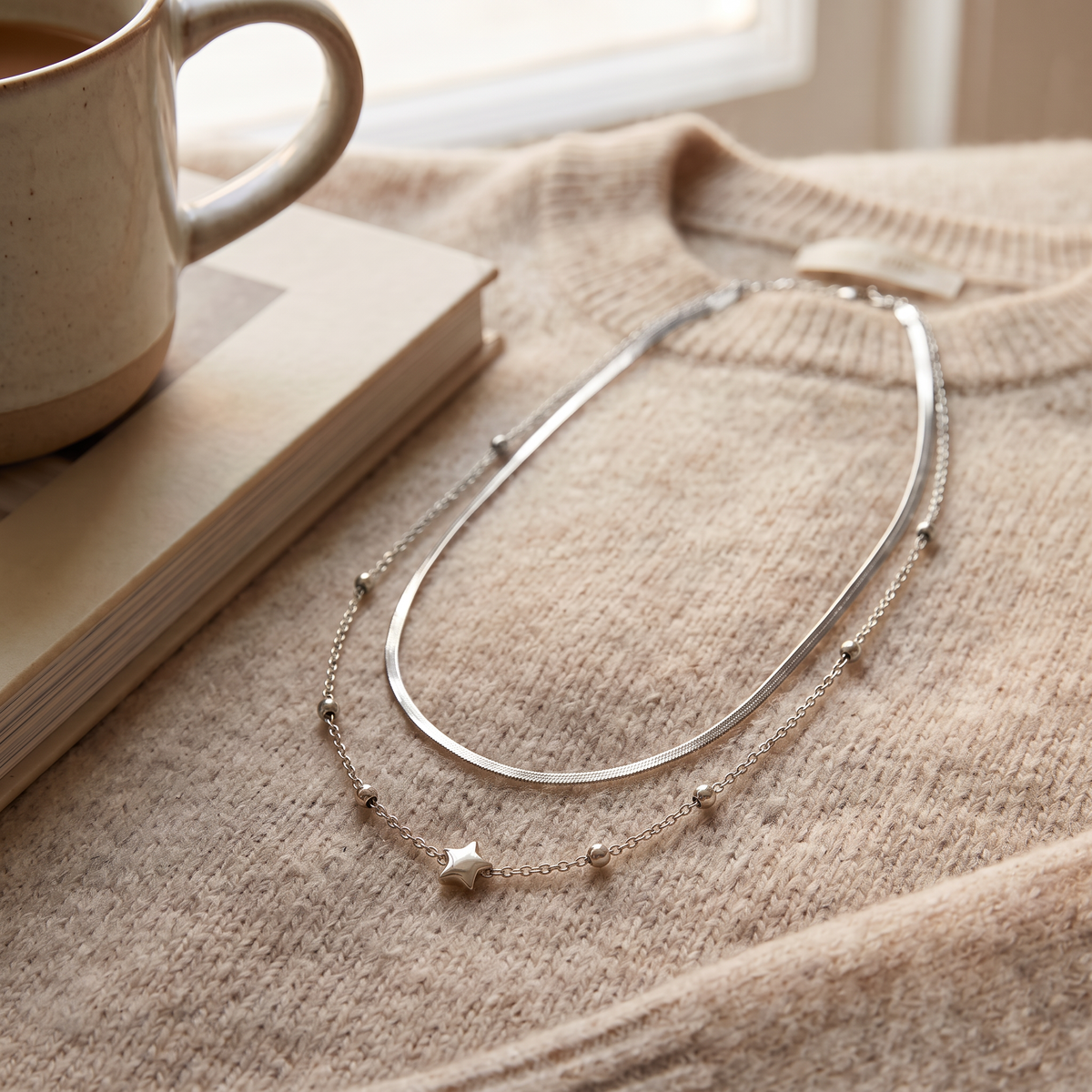 Collier étoile minimaliste double rang, porté en tenue, argenté
