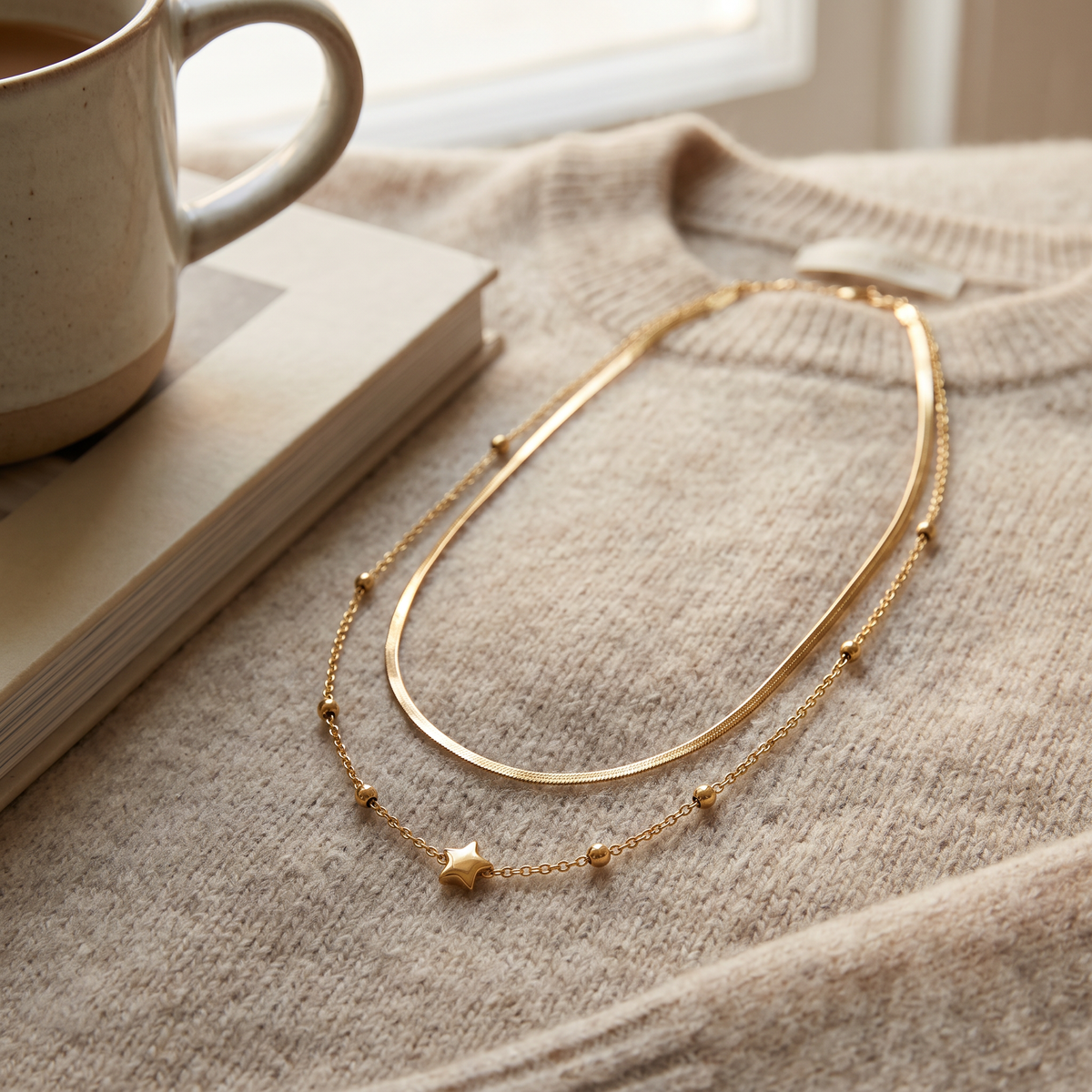 Collier étoile minimaliste double rang, porté en tenue, doré