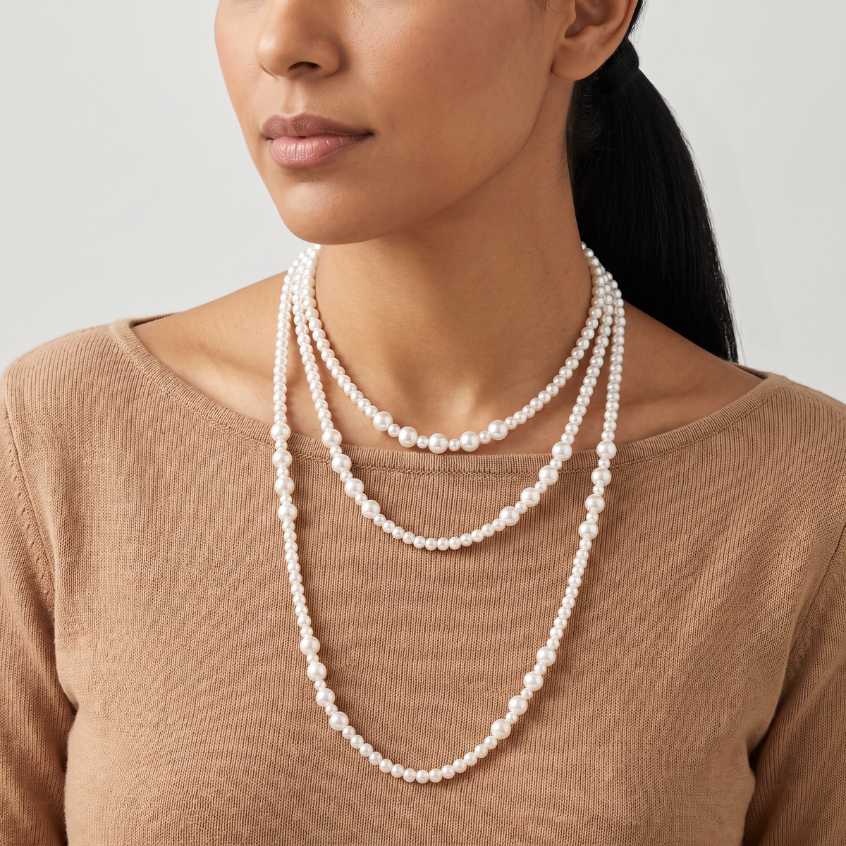 Collier de perles en multirang, porté mi-corps