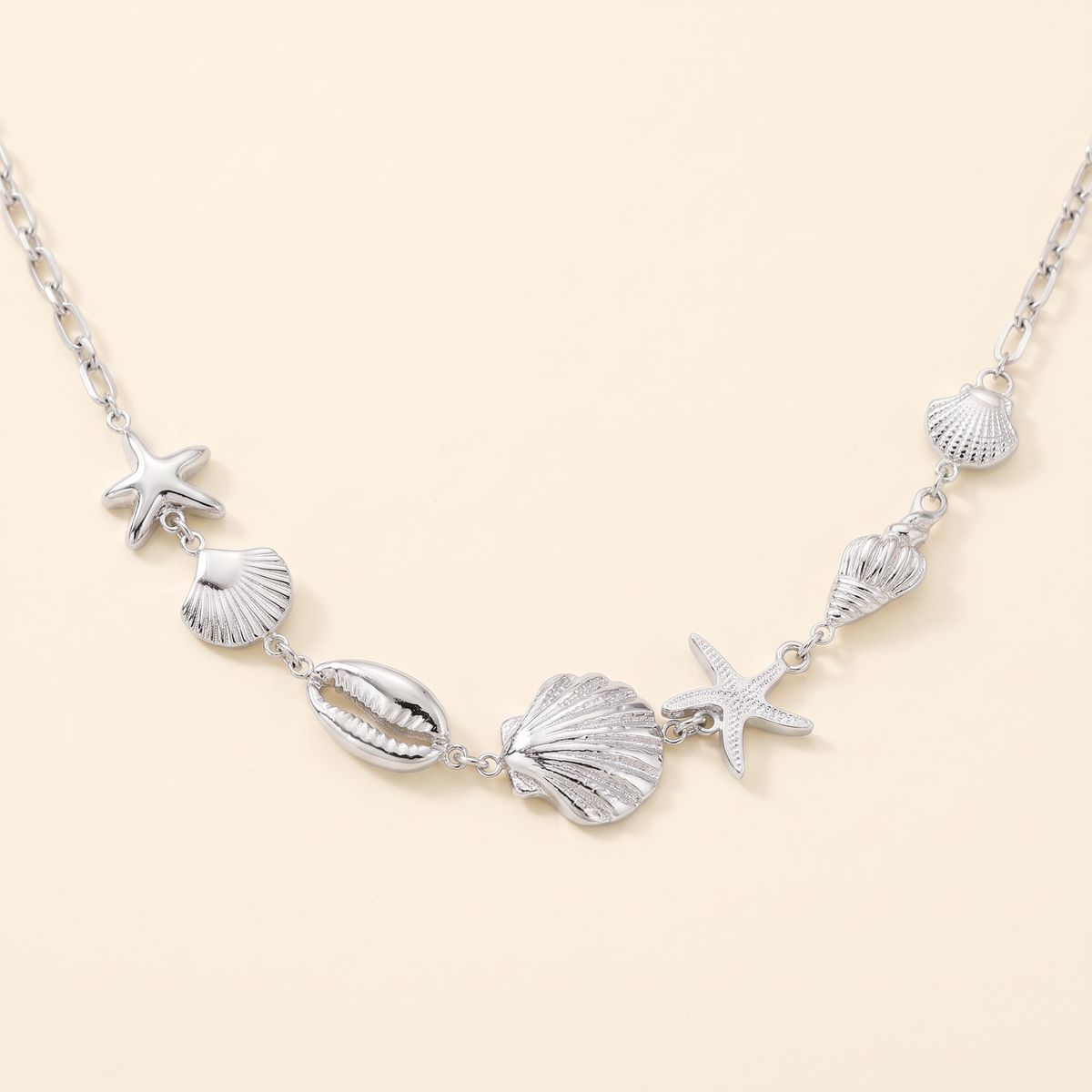 Collier coquillage, détail du motif, argenté