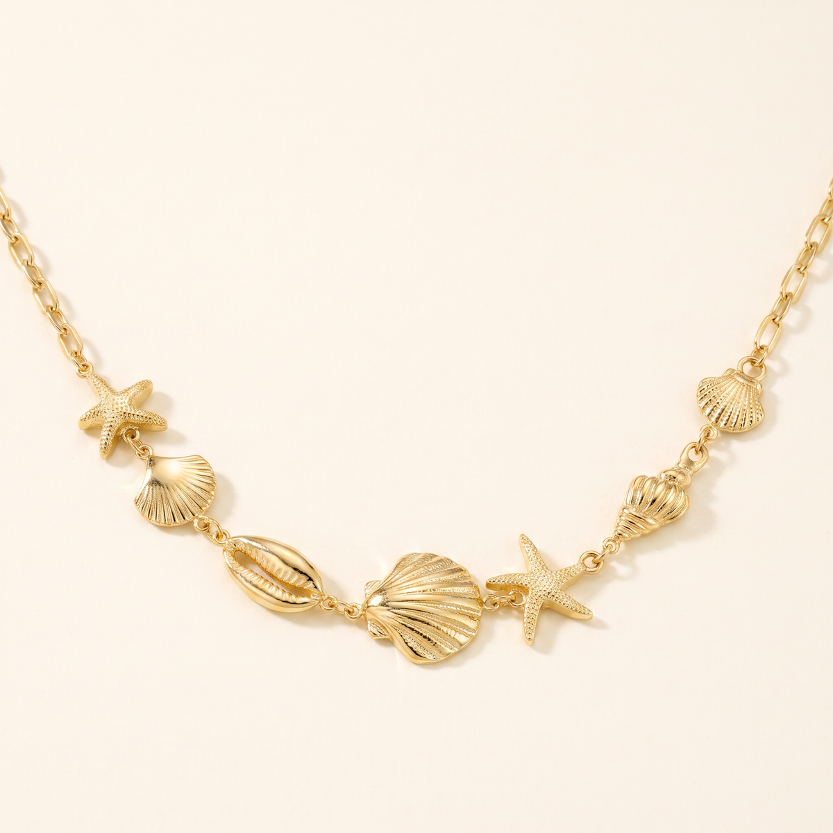 Collier coquillage, détail du motif, doré