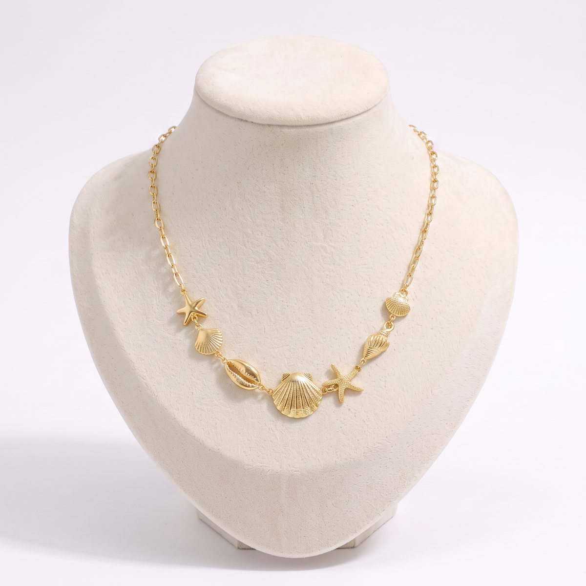 Collier coquillage, vue de face, doré