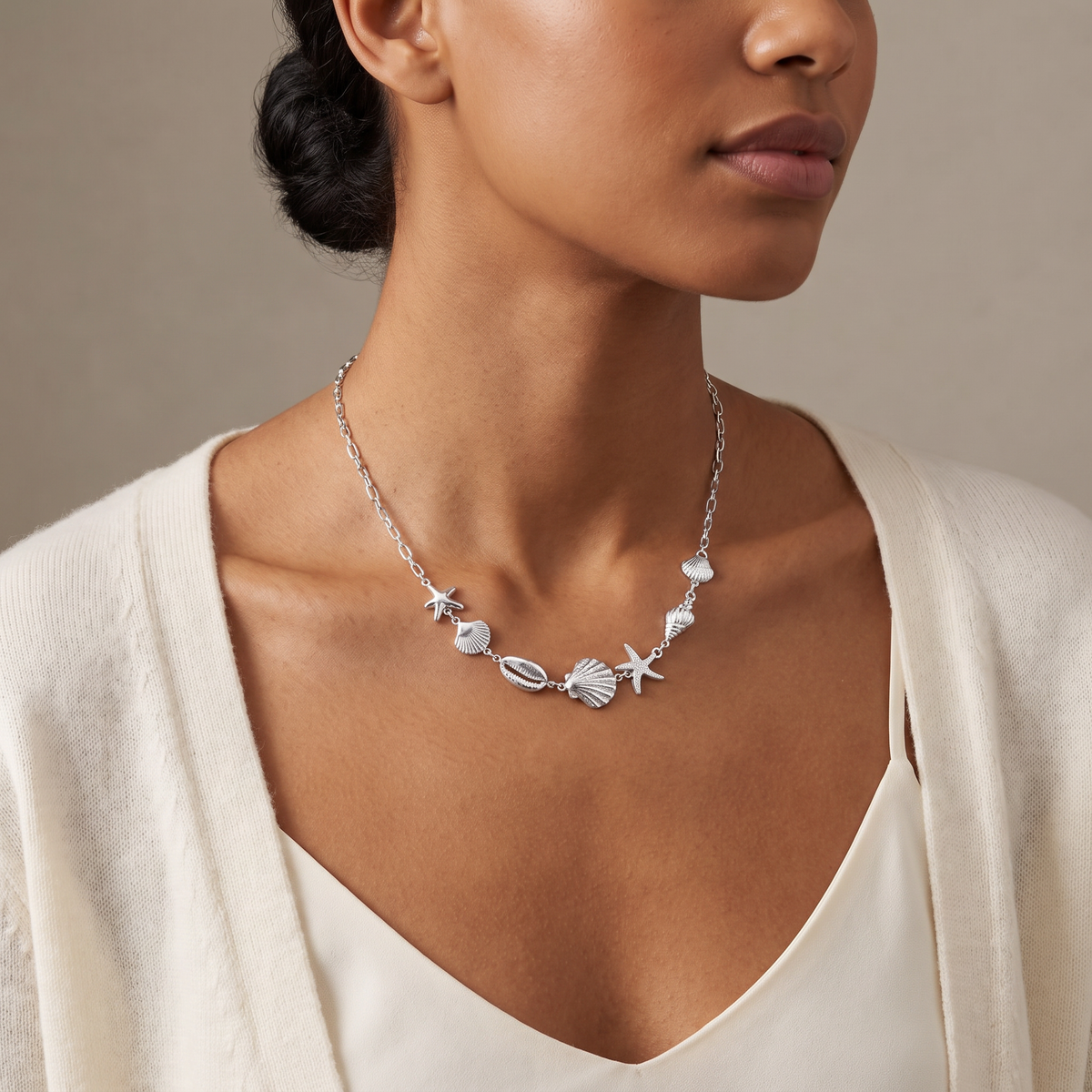 Collier coquillage, porté mi-corps, argenté