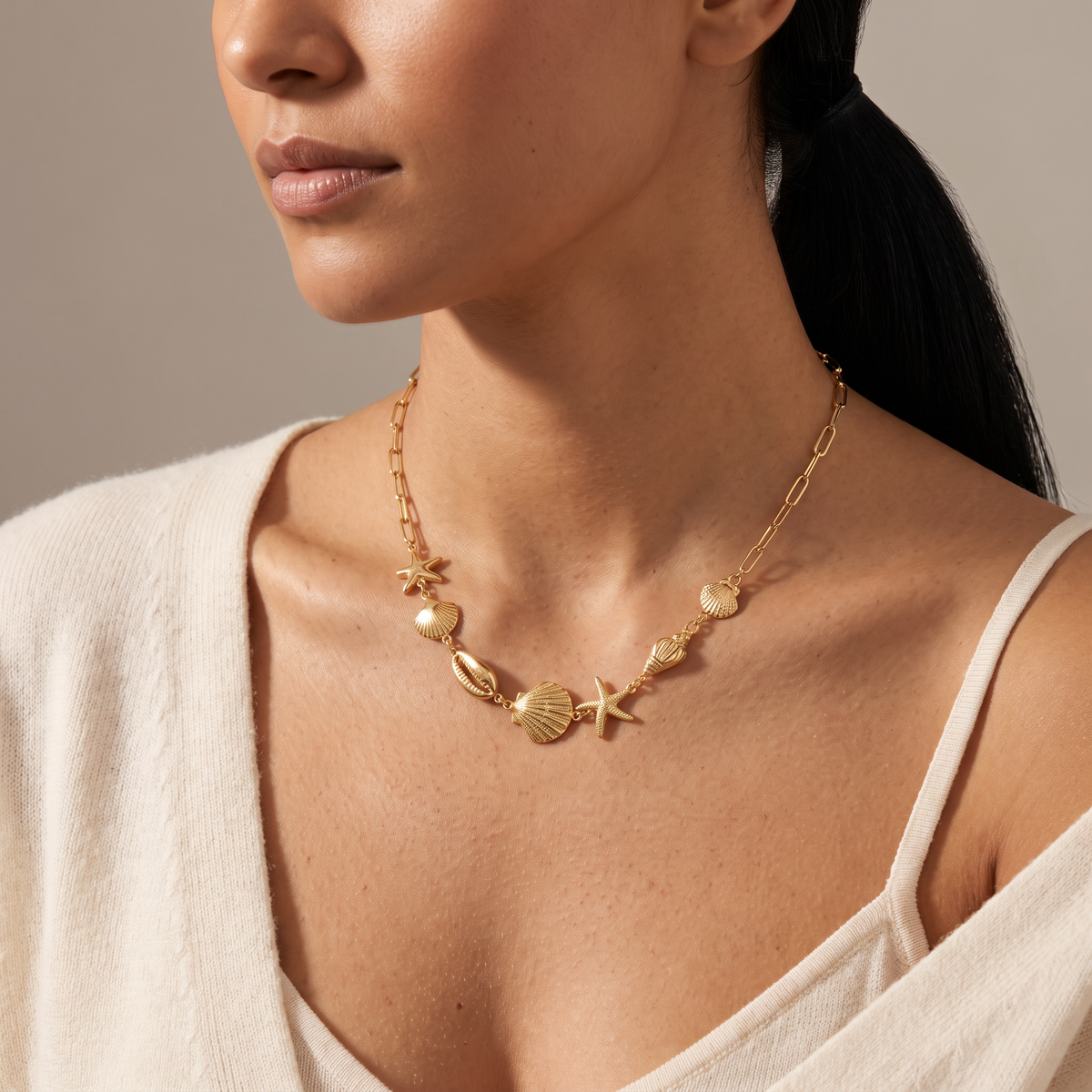 Collier coquillage, porté mi-corps