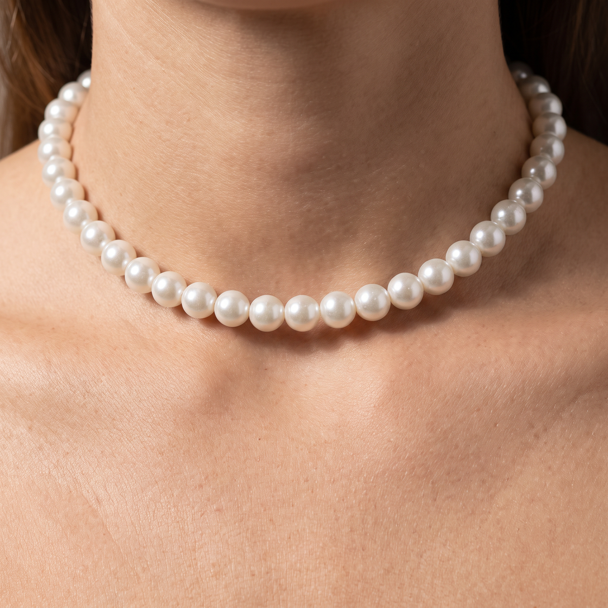 Collier de perles nacrées 14 mm, porté