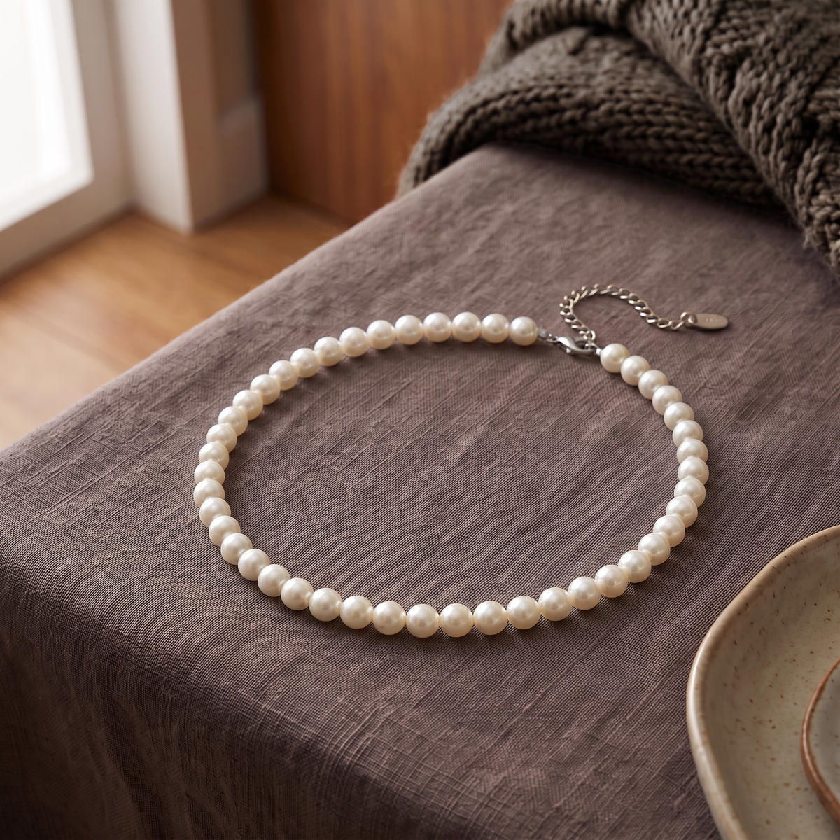 Collier de perles nacrées 14 mm, porté en tenue