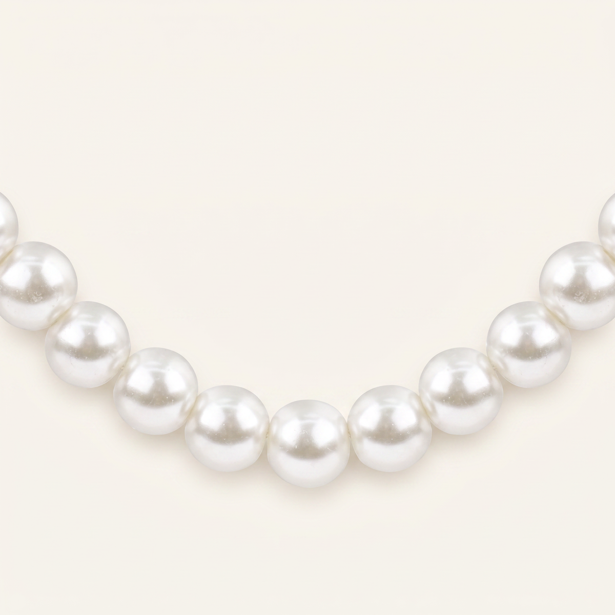 Collier de perles nacrées 12 mm, détail du motif