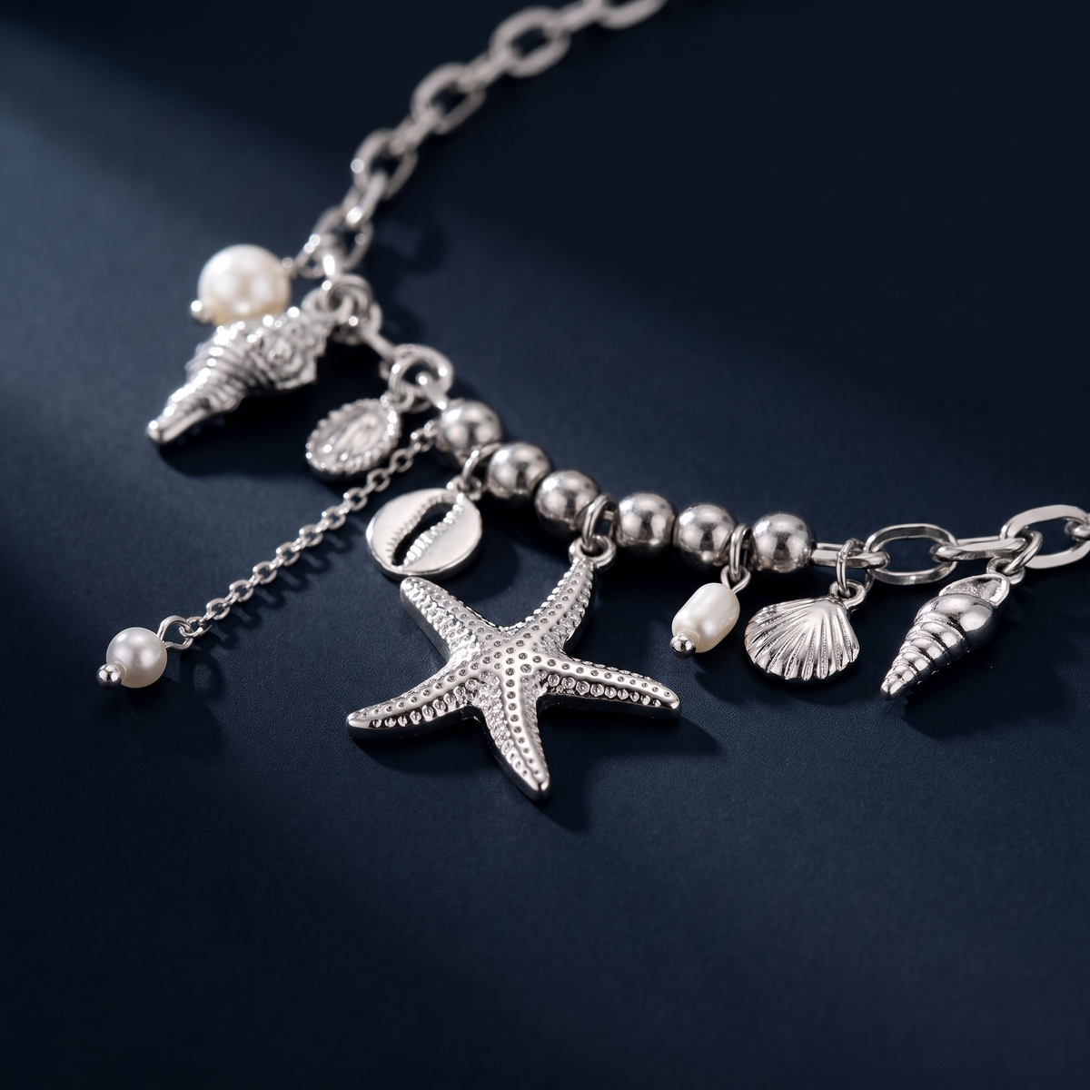 Collier charms étoile de mer, motif en gros plan