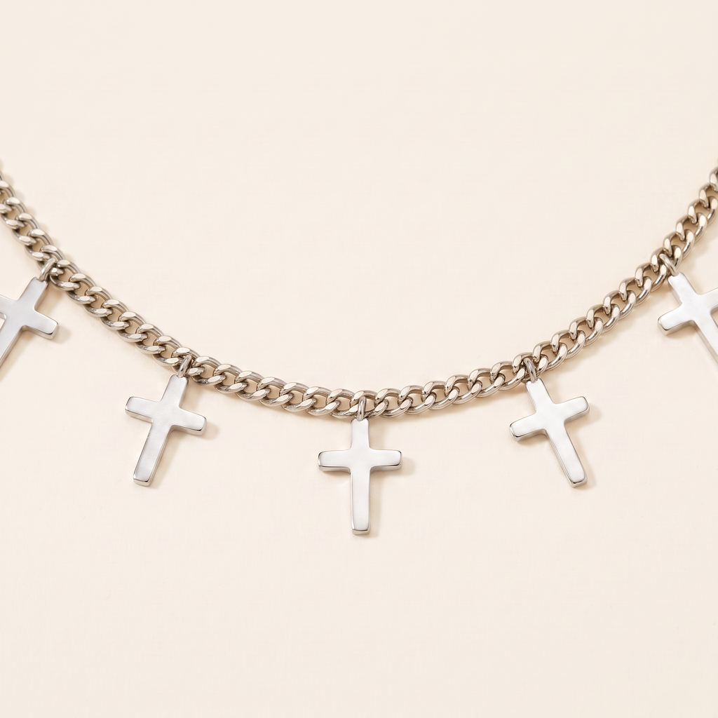 Collier croix minimaliste sur chaîne, détail du motif, argenté