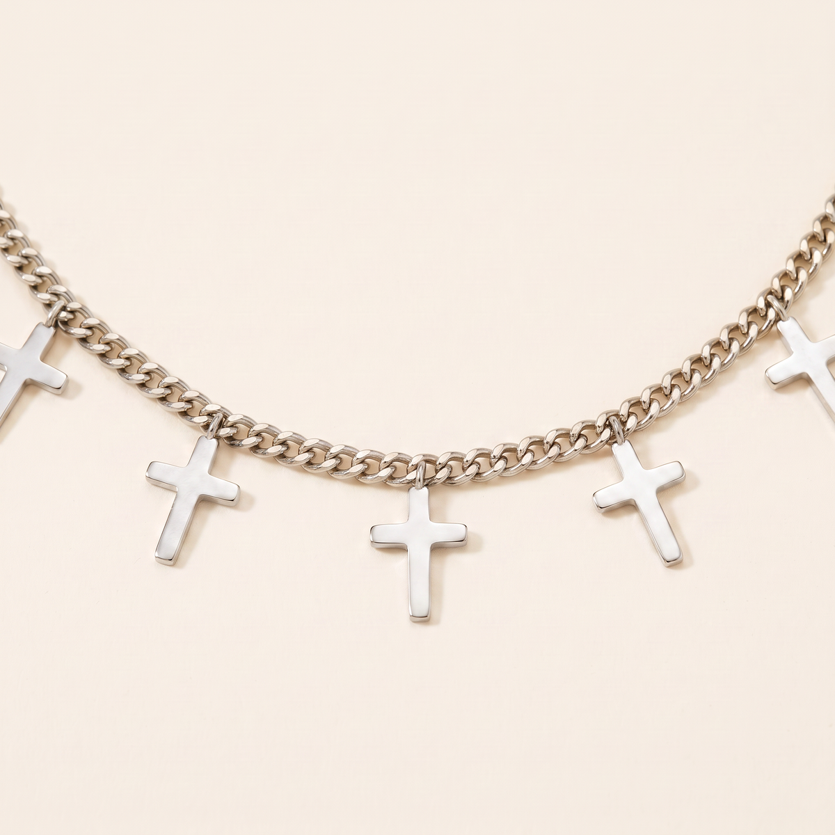 Collier croix minimaliste sur chaîne, détail du motif, argenté