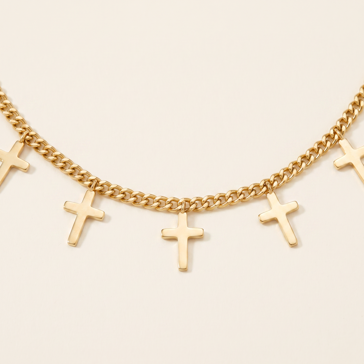 Collier croix minimaliste sur chaîne, détail du motif, doré