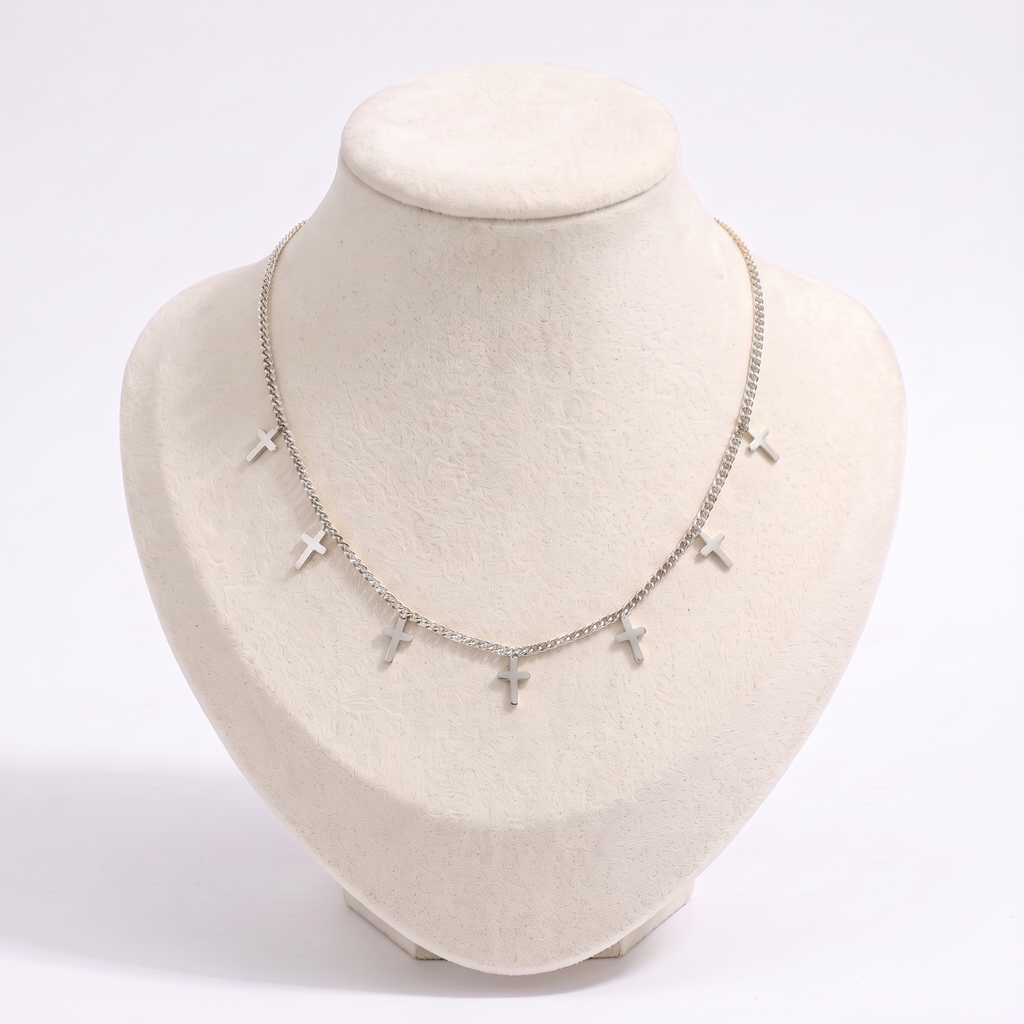 Collier croix minimaliste sur chaîne, vue de face, argenté