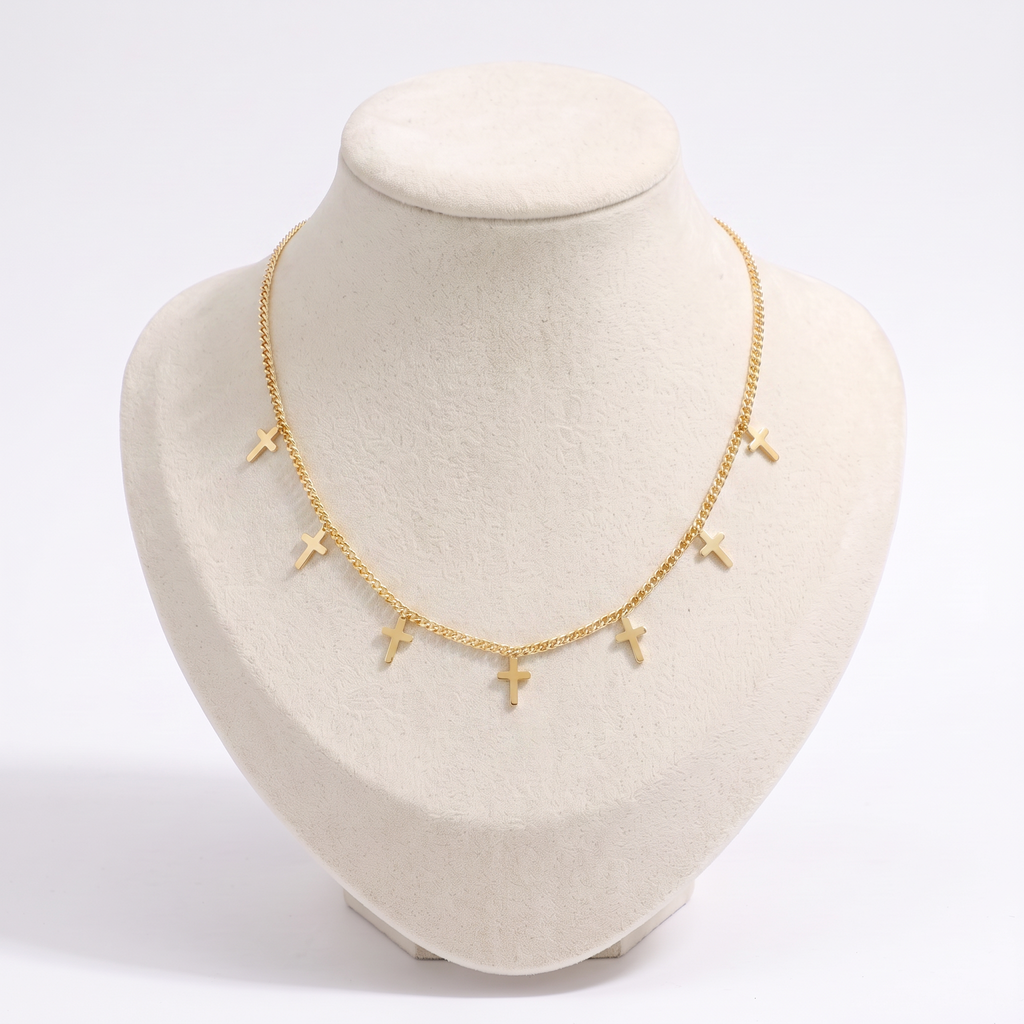 Collier croix minimaliste sur chaîne, vue de face, doré