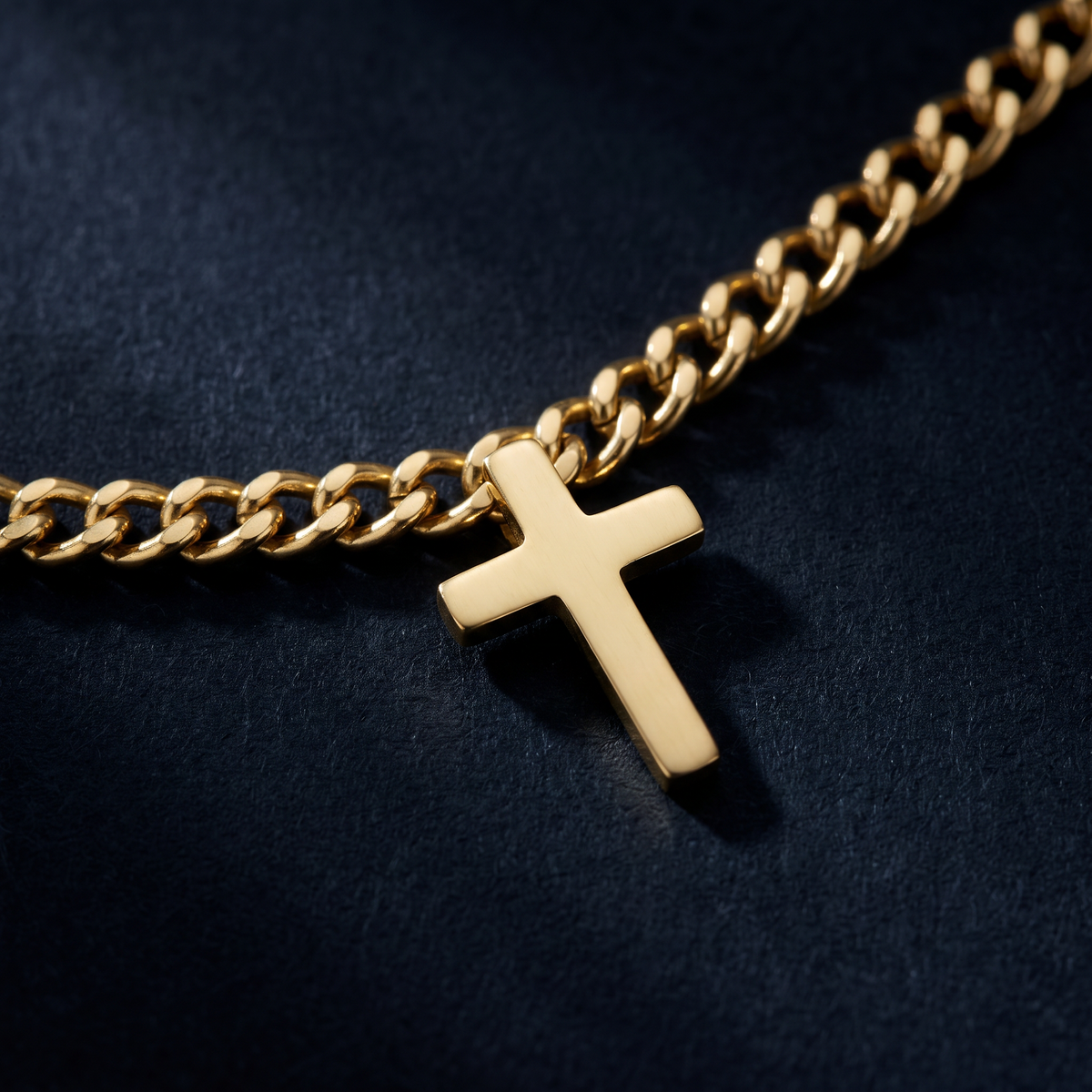 Collier croix minimaliste sur chaîne, motif en gros plan