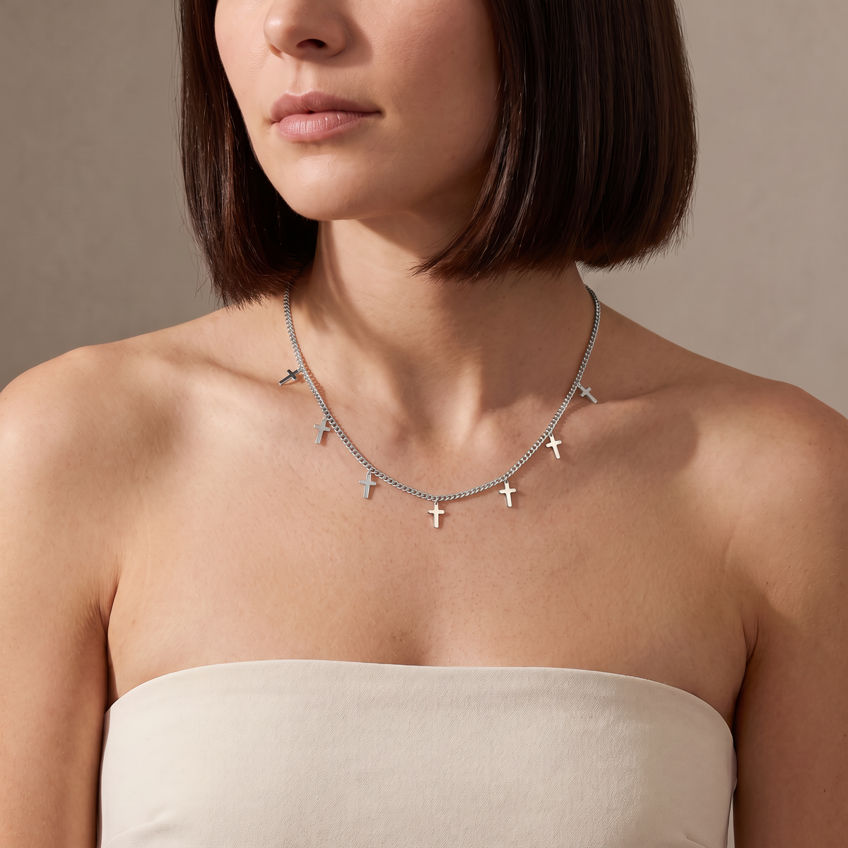 Collier croix minimaliste sur chaîne, porté mi-corps, argenté