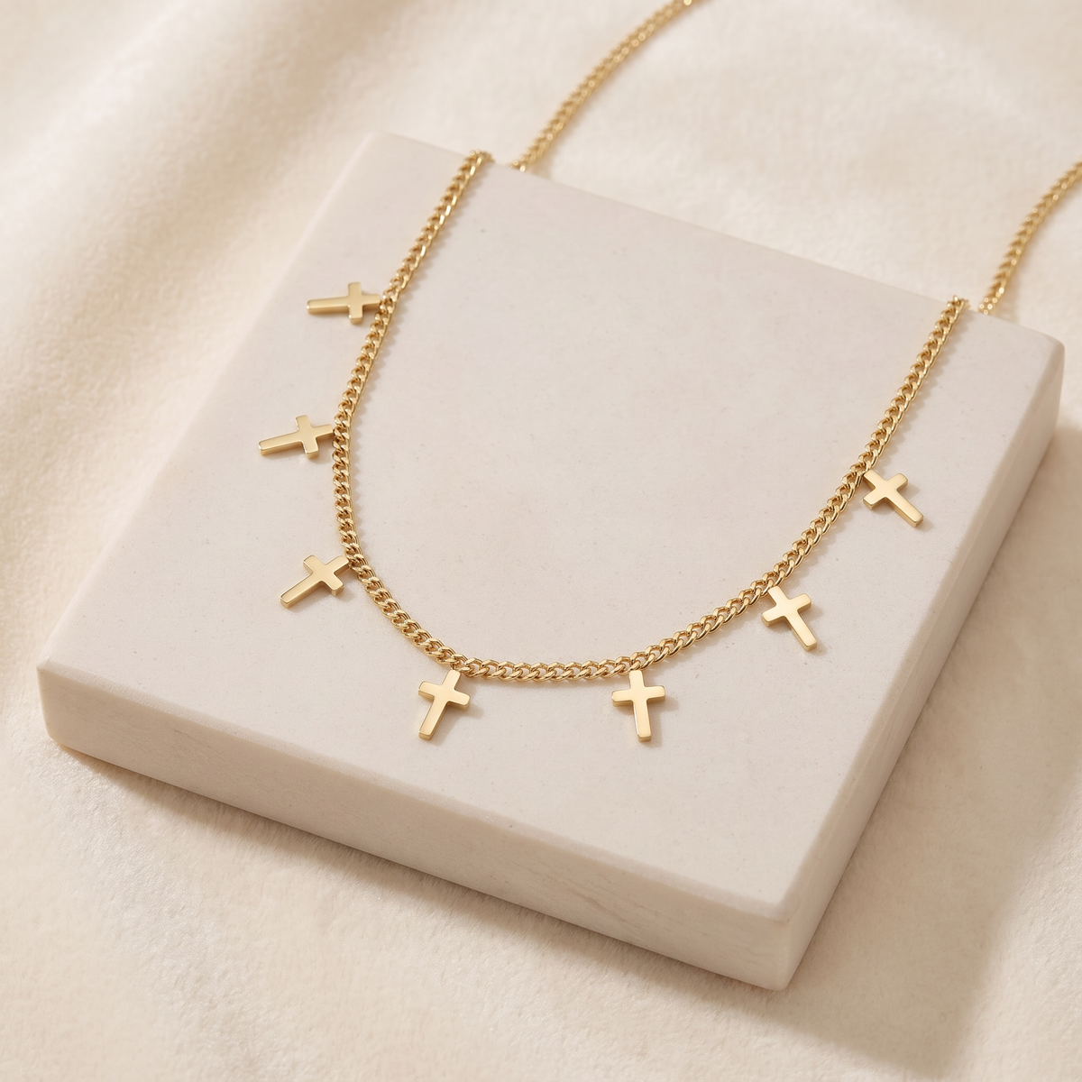 Collier croix minimaliste sur chaîne — Doré