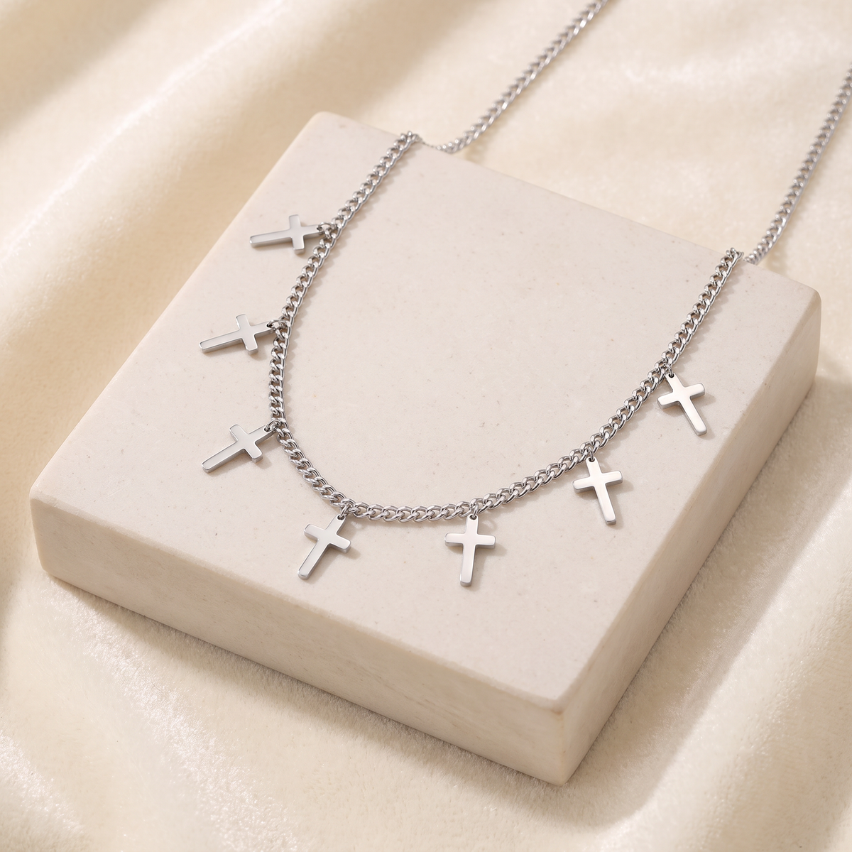 Collier croix minimaliste sur chaîne — Argenté