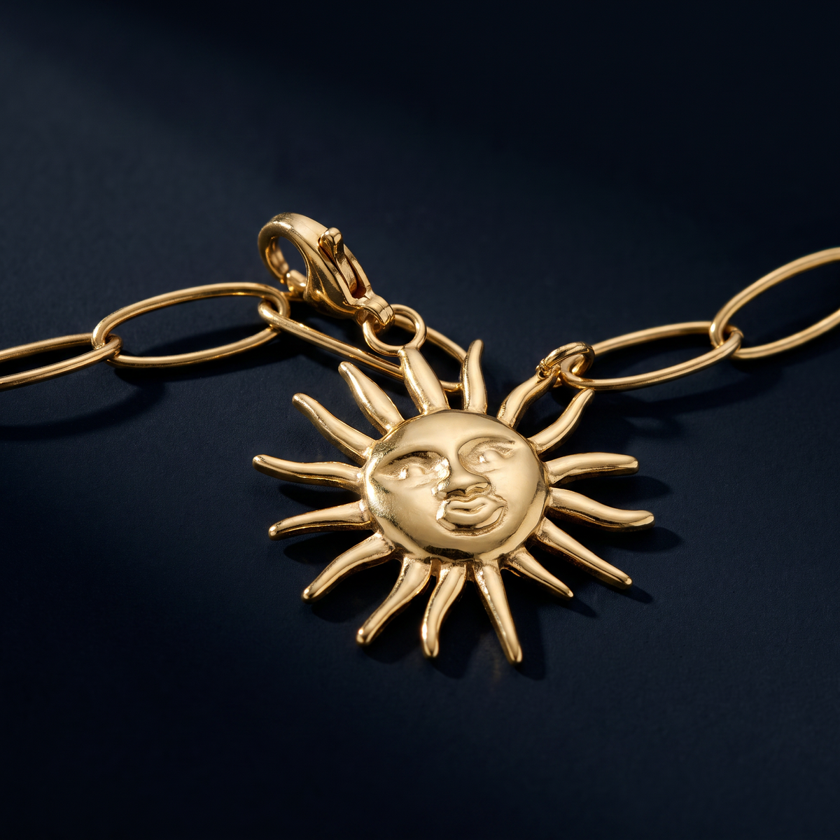 Collier soleil à breloques, ensemble à composer, motif en gros plan