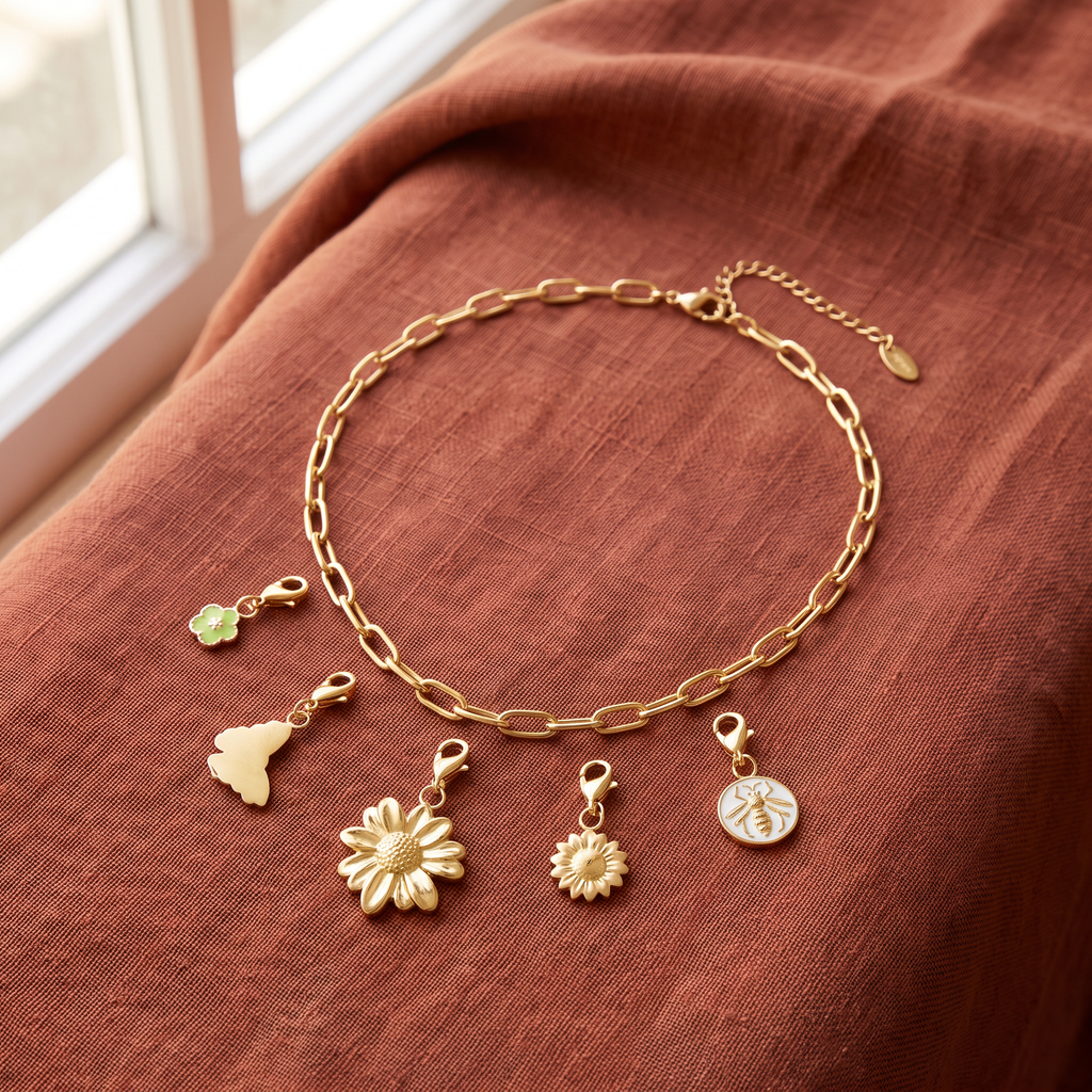 Collier fleur à breloques, ensemble à composer, porté en tenue