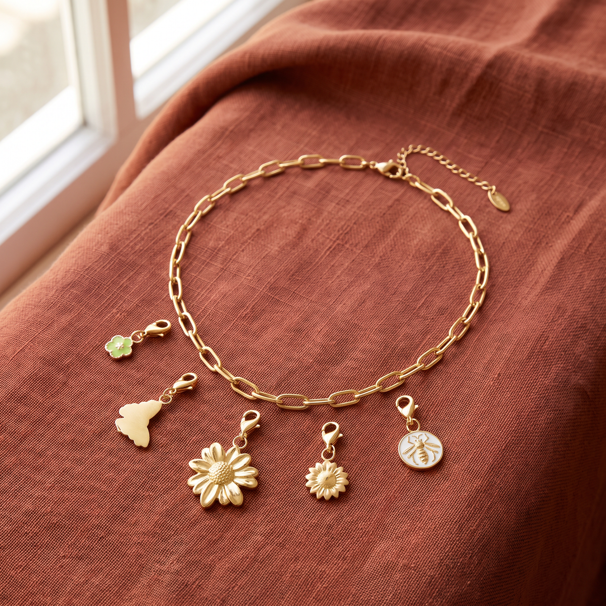 Collier fleur à breloques, ensemble à composer, porté en tenue
