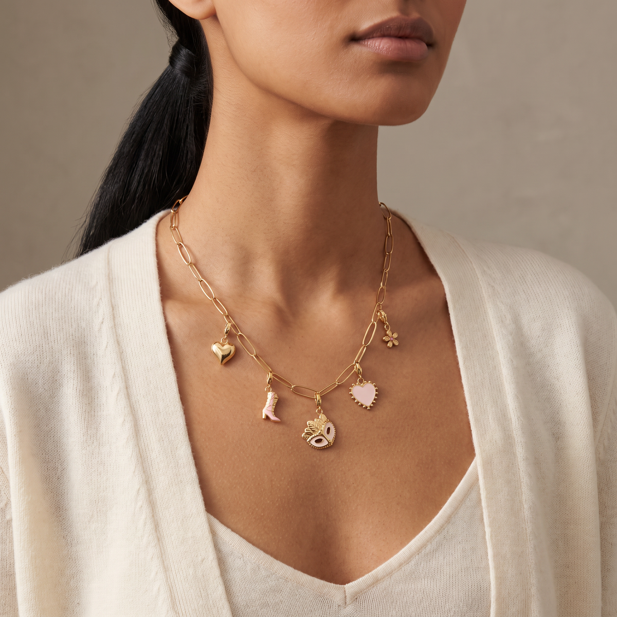 Collier cœur à breloques roses, ensemble à composer, porté mi-corps