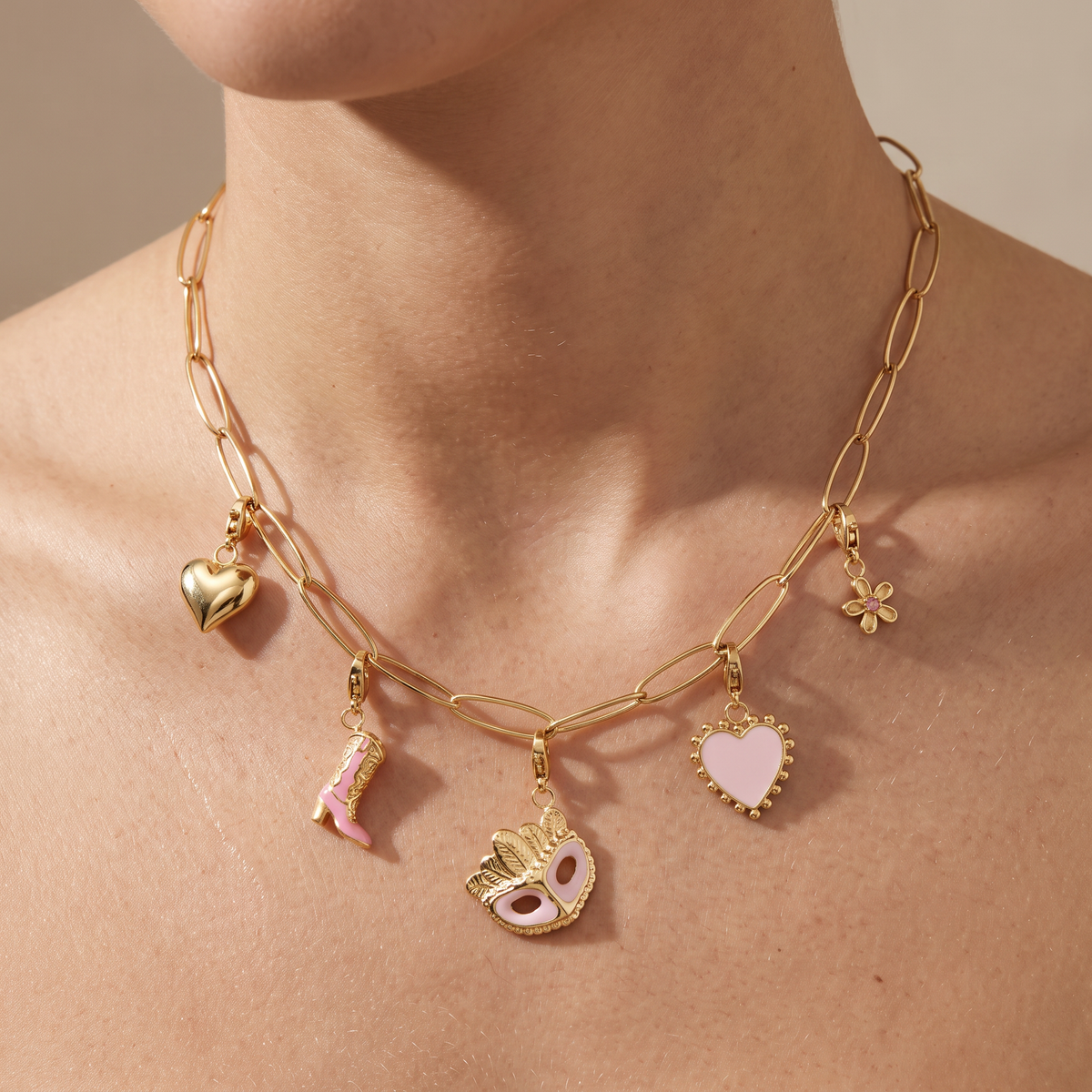 Collier cœur à breloques roses, ensemble à composer, porté