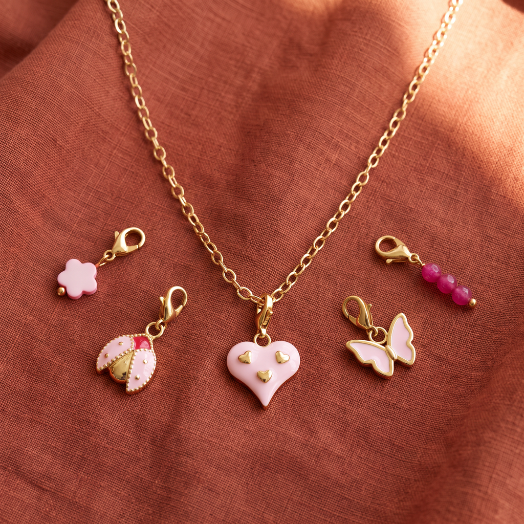 Collier cœur et papillon à breloques, ensemble à composer, porté en tenue