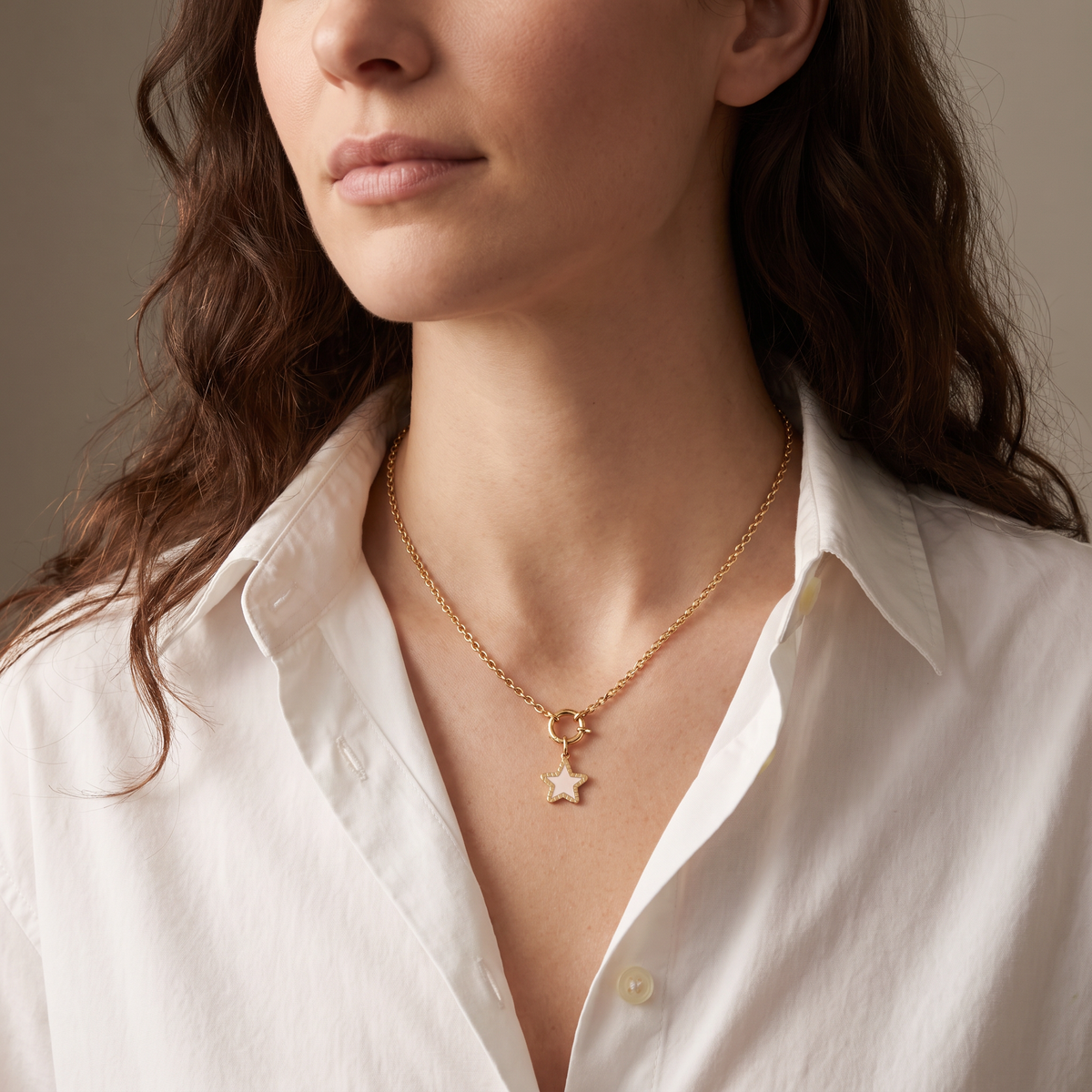 Collier fleur et étoile à breloques, ensemble à composer, porté mi-corps