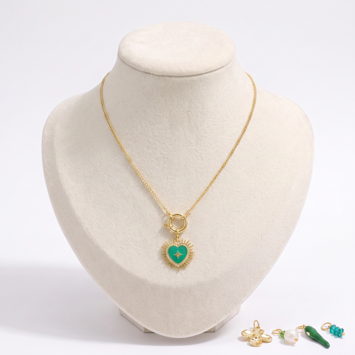 Collier cœur vert à breloques, ensemble à composer, vue de face