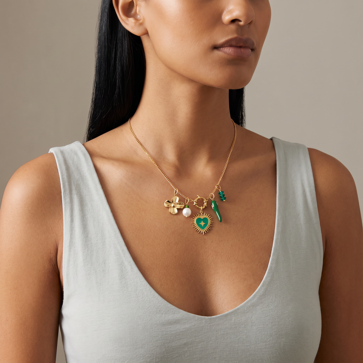 Collier cœur vert à breloques, ensemble à composer, porté mi-corps
