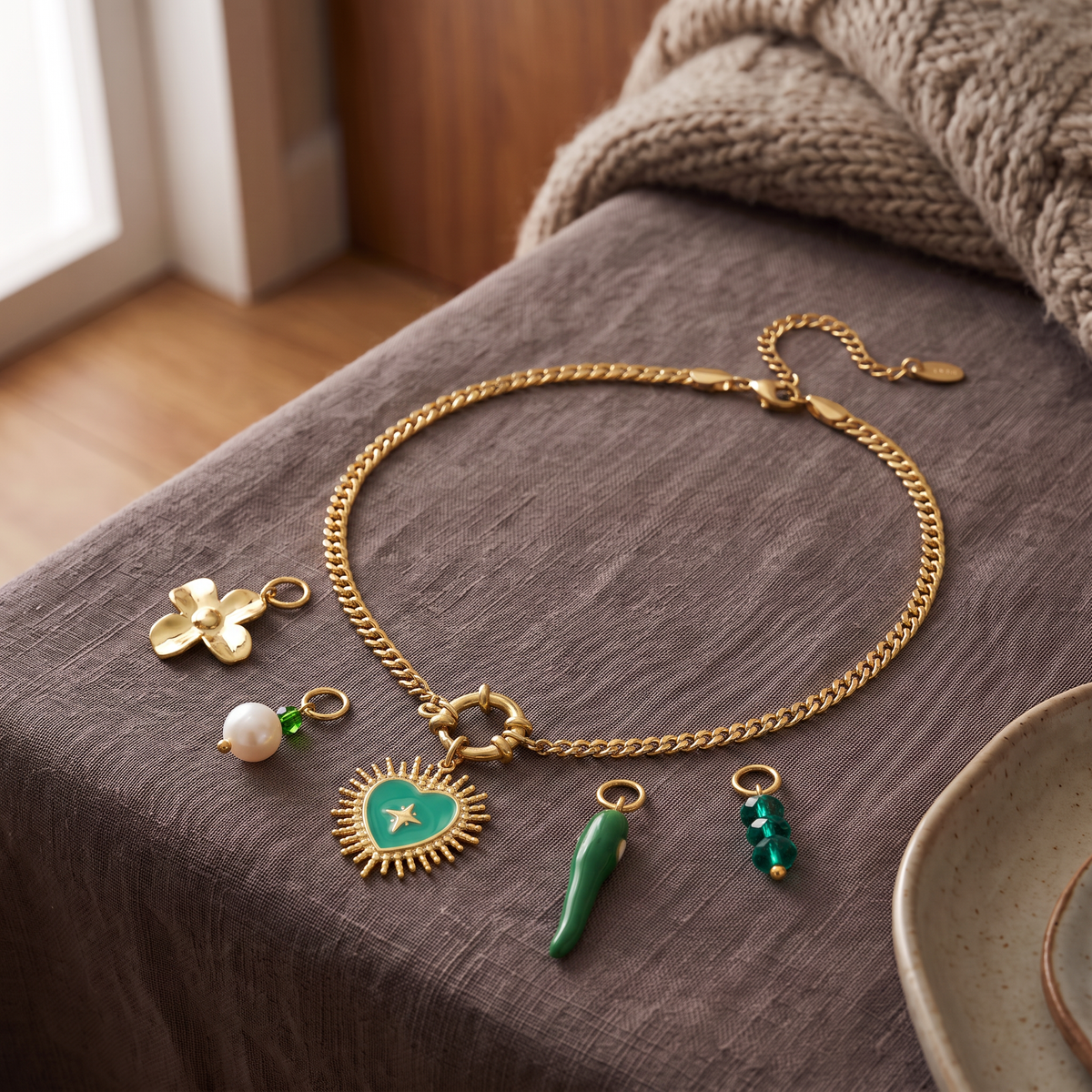 Collier cœur vert à breloques, ensemble à composer, porté en tenue