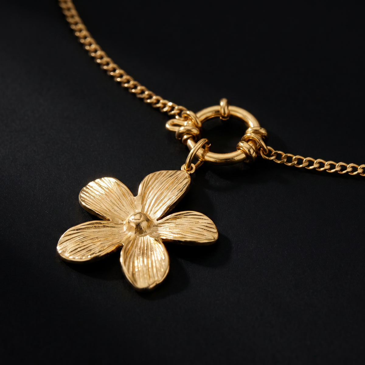 Collier fleur dorée à breloques, ensemble à composer, motif en gros plan