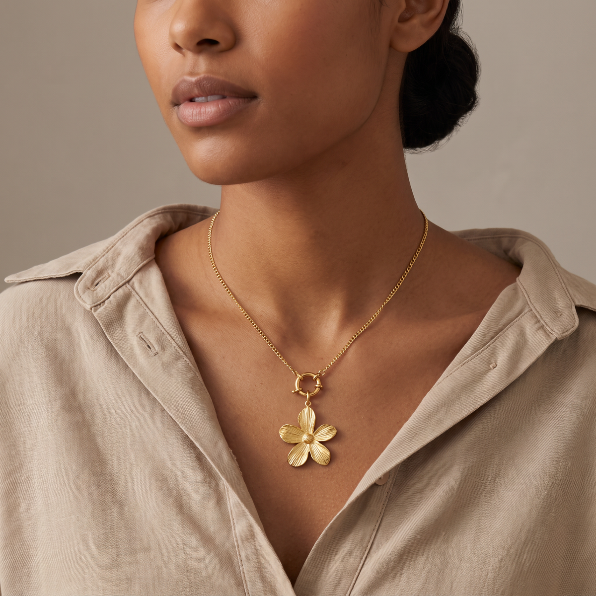 Collier fleur dorée à breloques, ensemble à composer, porté mi-corps