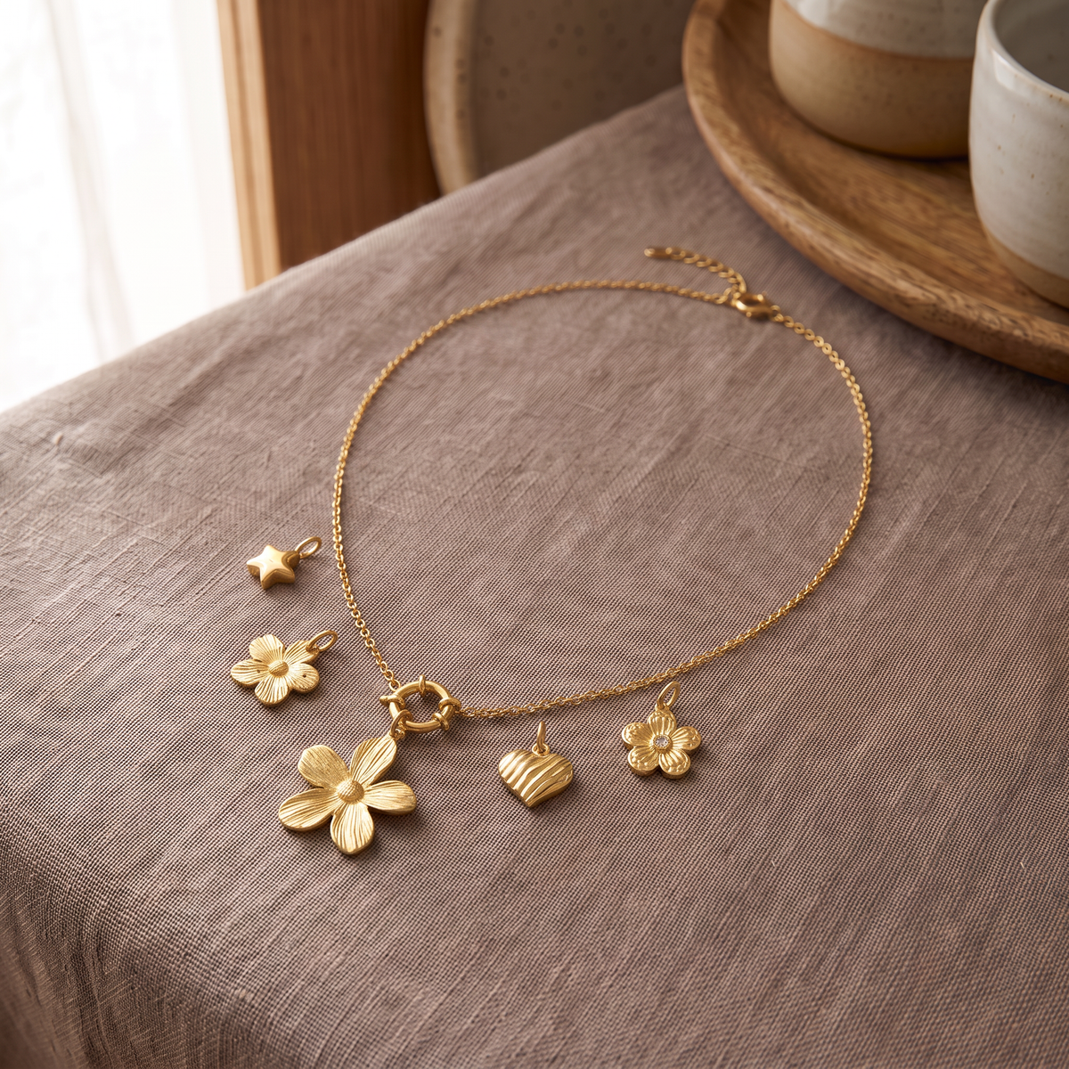 Collier fleur dorée à breloques, ensemble à composer, porté en tenue