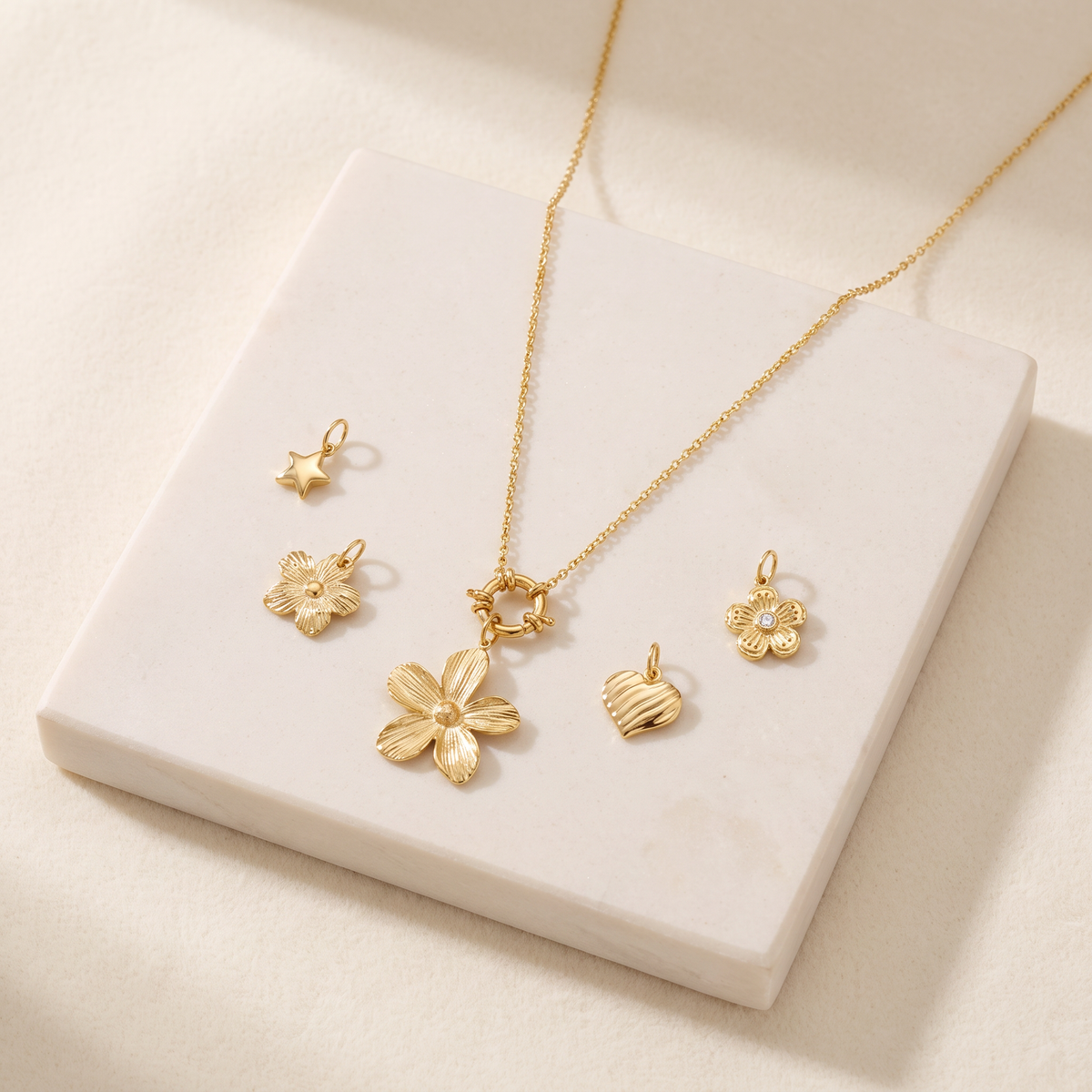 Collier fleur dorée à breloques, ensemble à composer — Doré