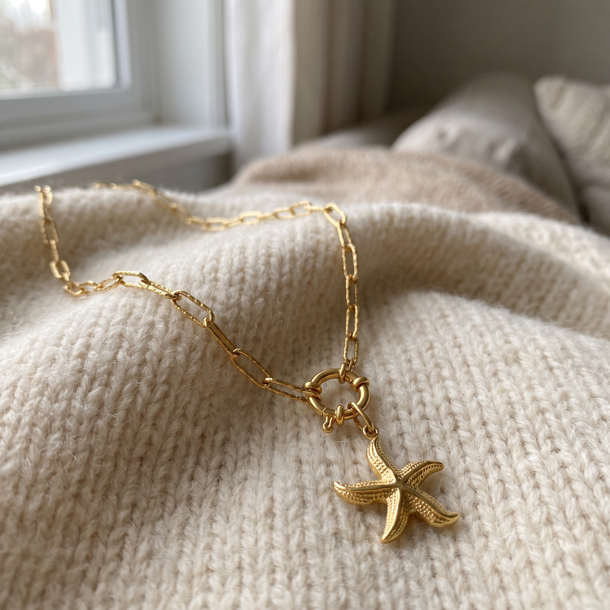 Collier étoile de mer à breloques, ensemble à composer, porté en tenue