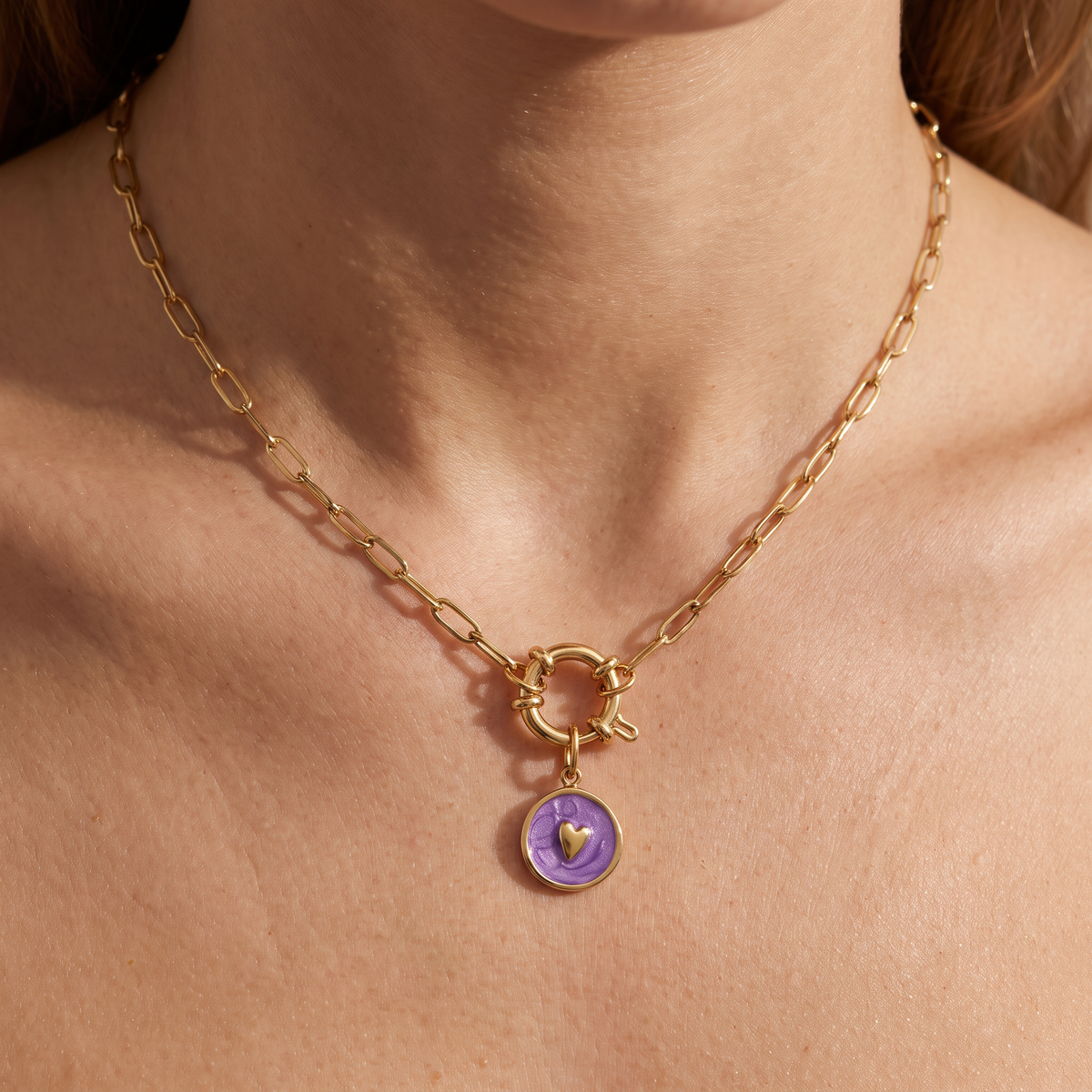 Collier cœur violet à breloques, ensemble à composer, porté
