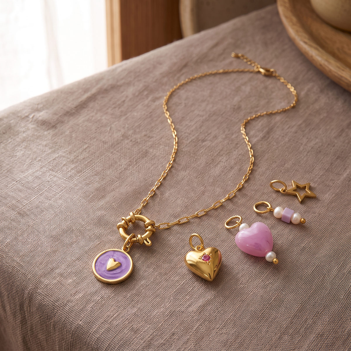 Collier cœur violet à breloques, ensemble à composer, porté en tenue