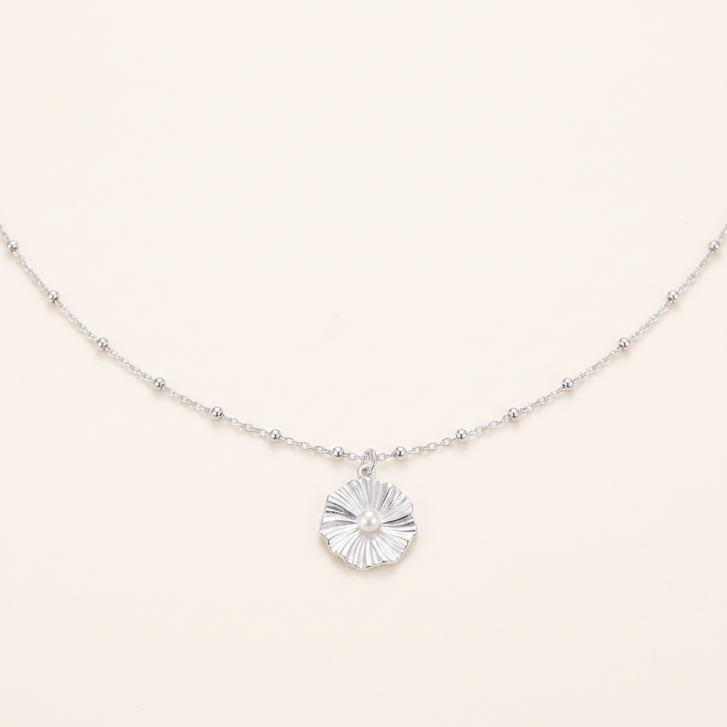 Collier fleur argenté minimaliste, détail du motif