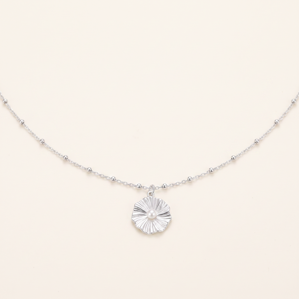 Collier fleur argenté minimaliste, détail du motif