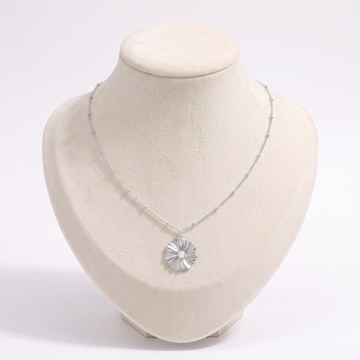 Collier fleur argenté minimaliste, vue de face