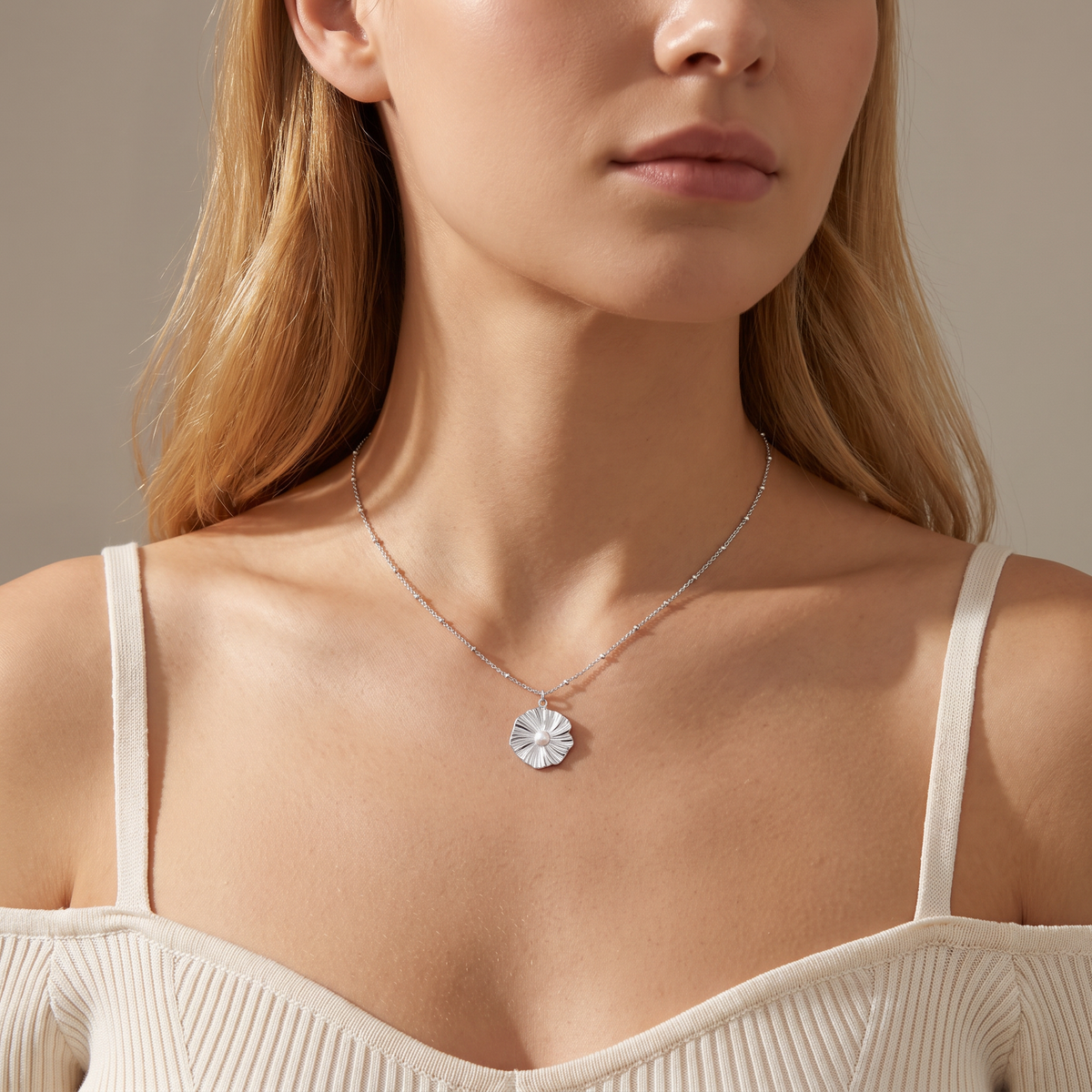 Collier fleur argenté minimaliste, porté mi-corps